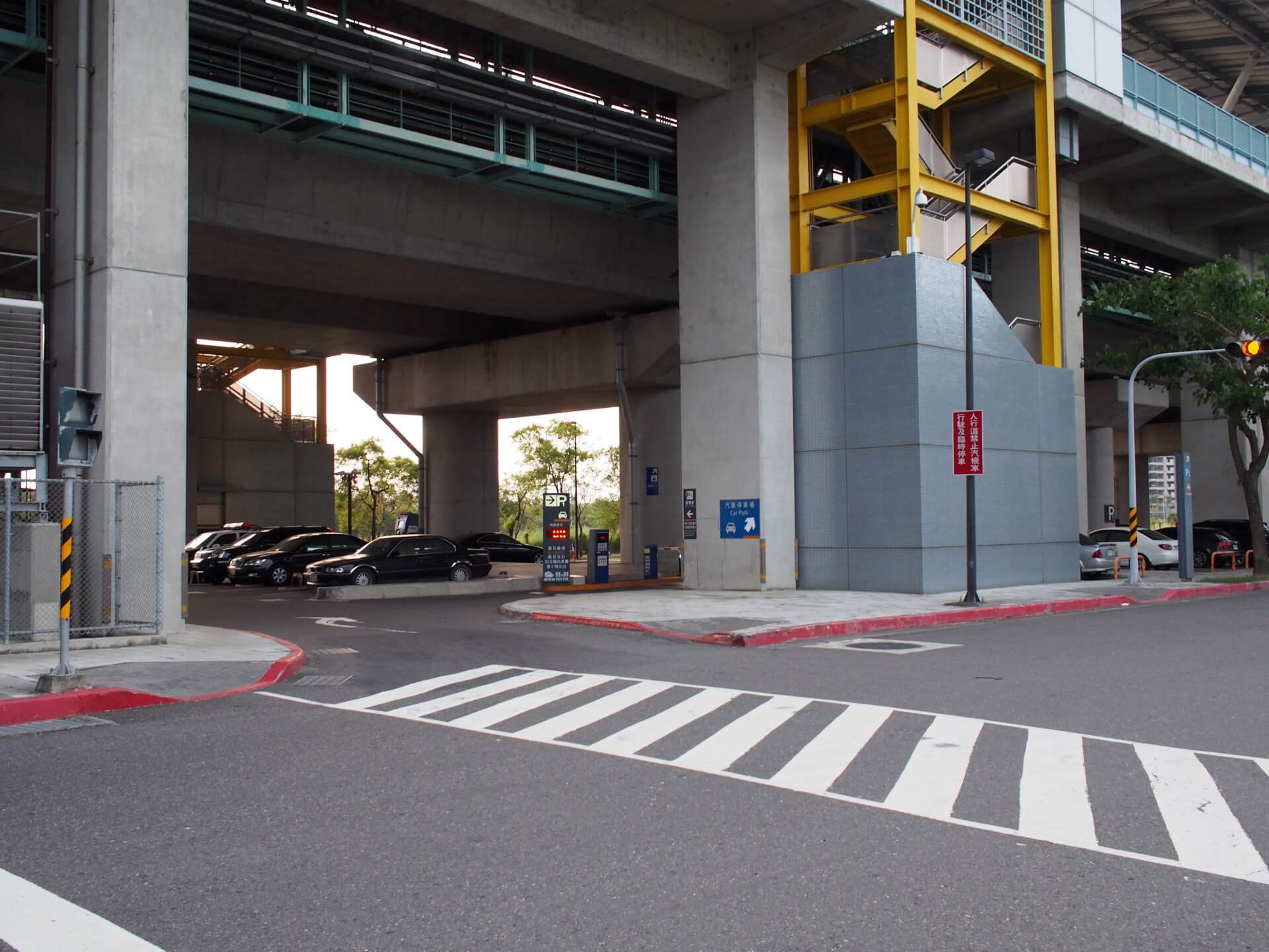 高鐵橋下停車場