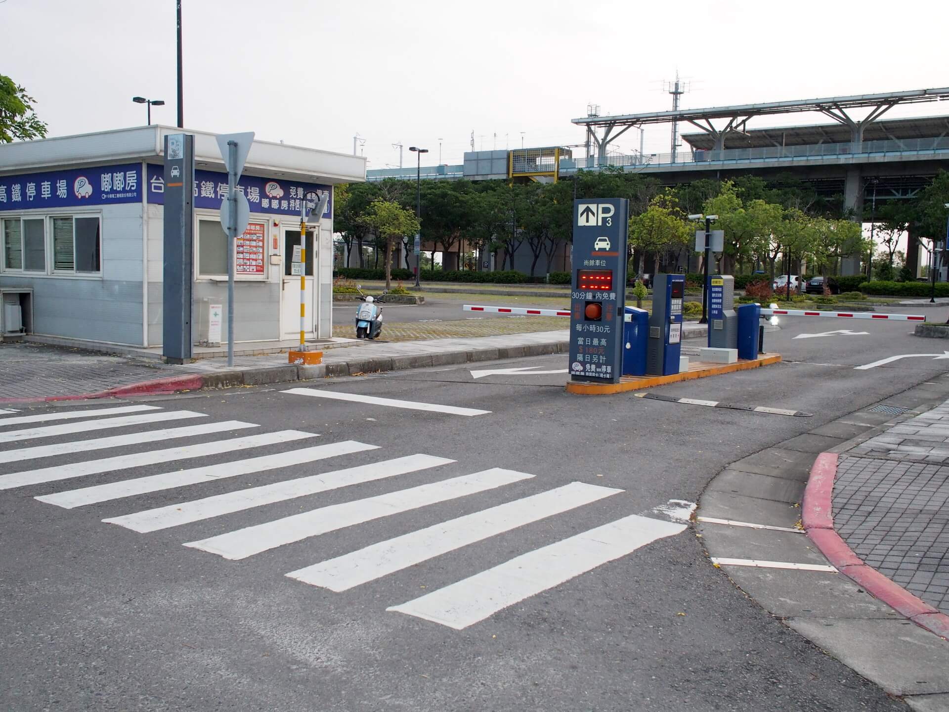 高鐵露天停車場