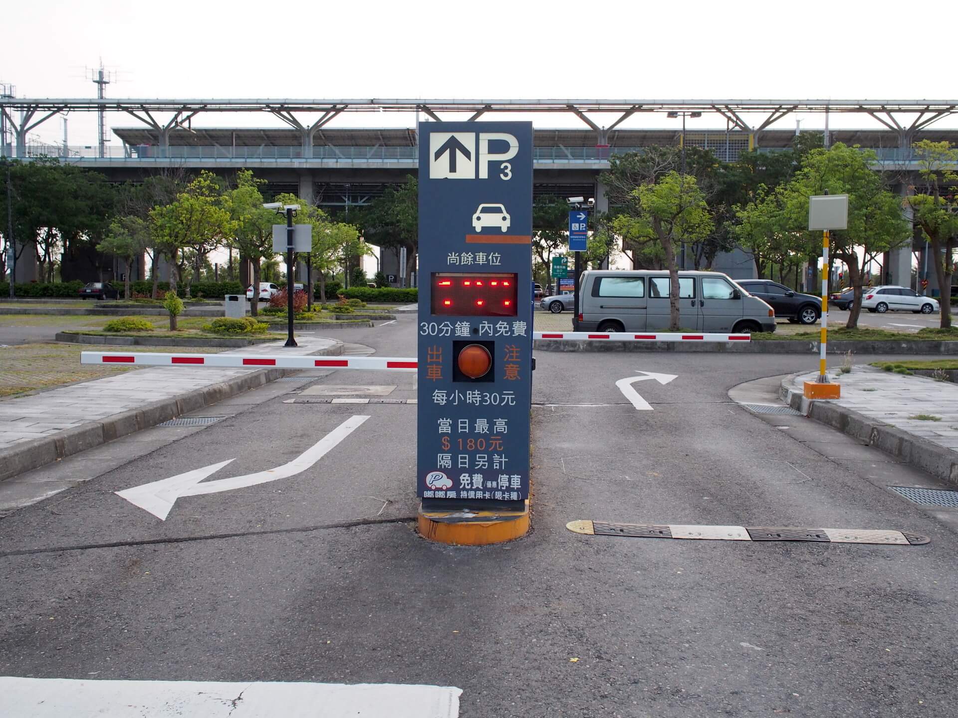 高鐵露天停車場