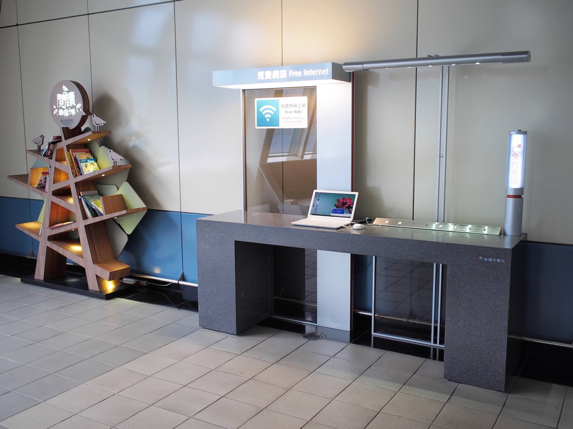 高鐵車站大廳充電區