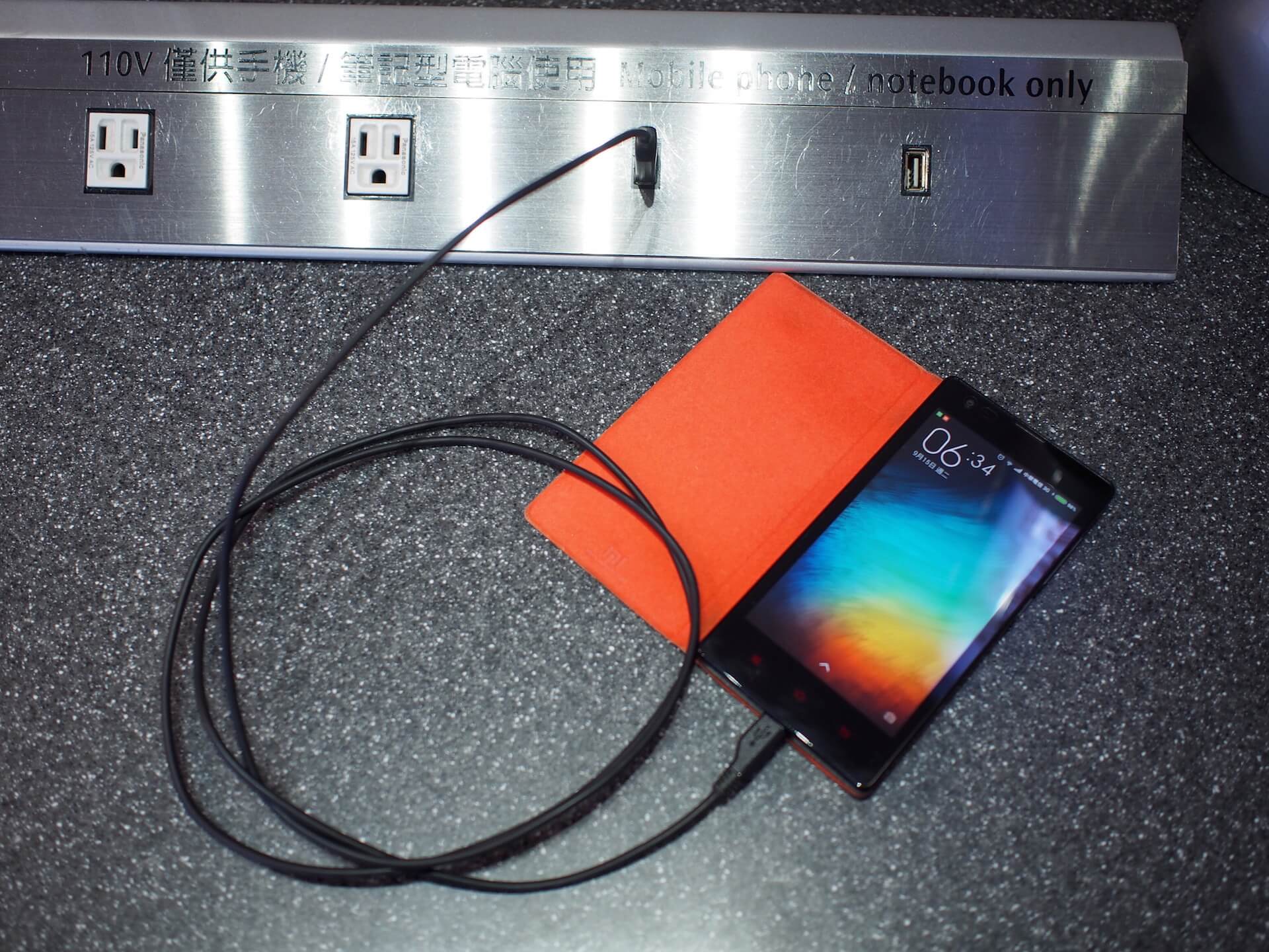 USB 線連接手機充電