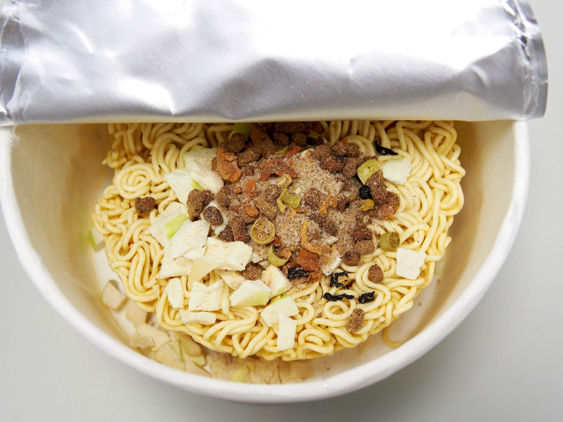 泡麵調味料倒下去的樣子