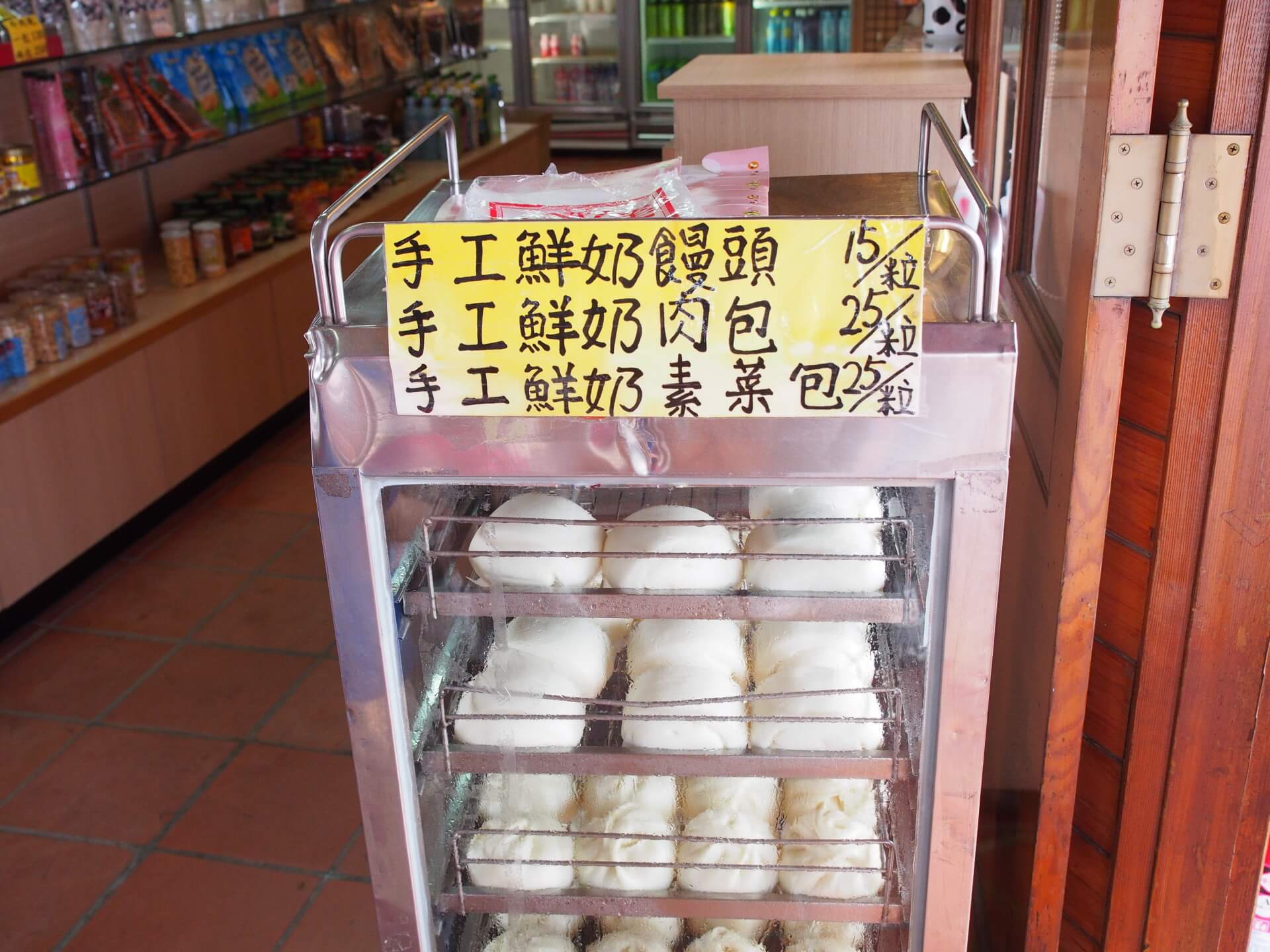 手工鮮奶饅頭與素菜包