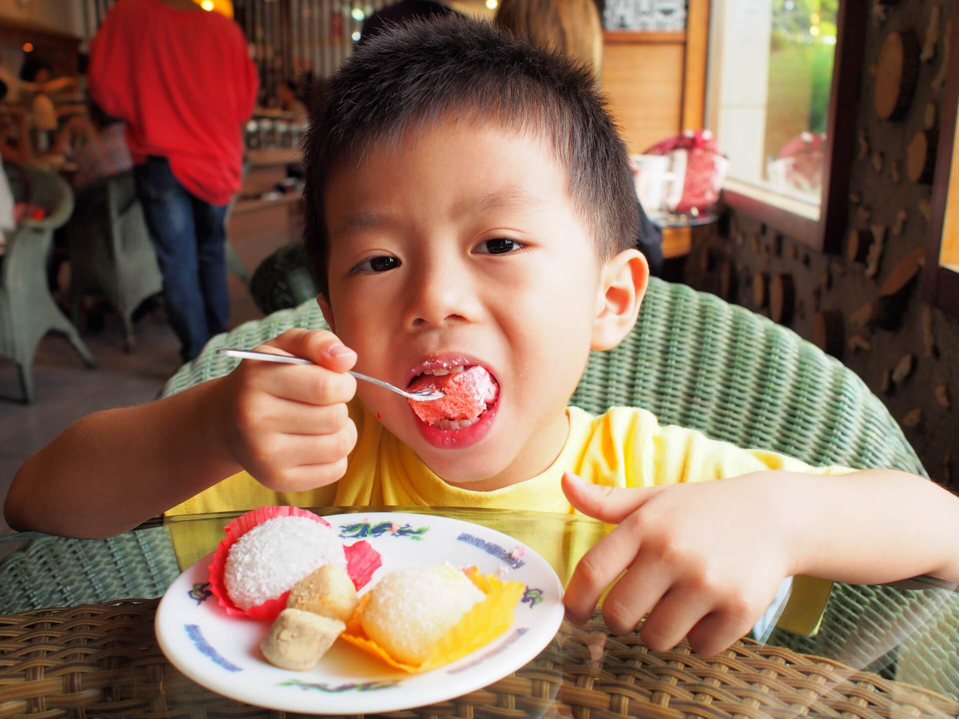 小朋友吃甜點
