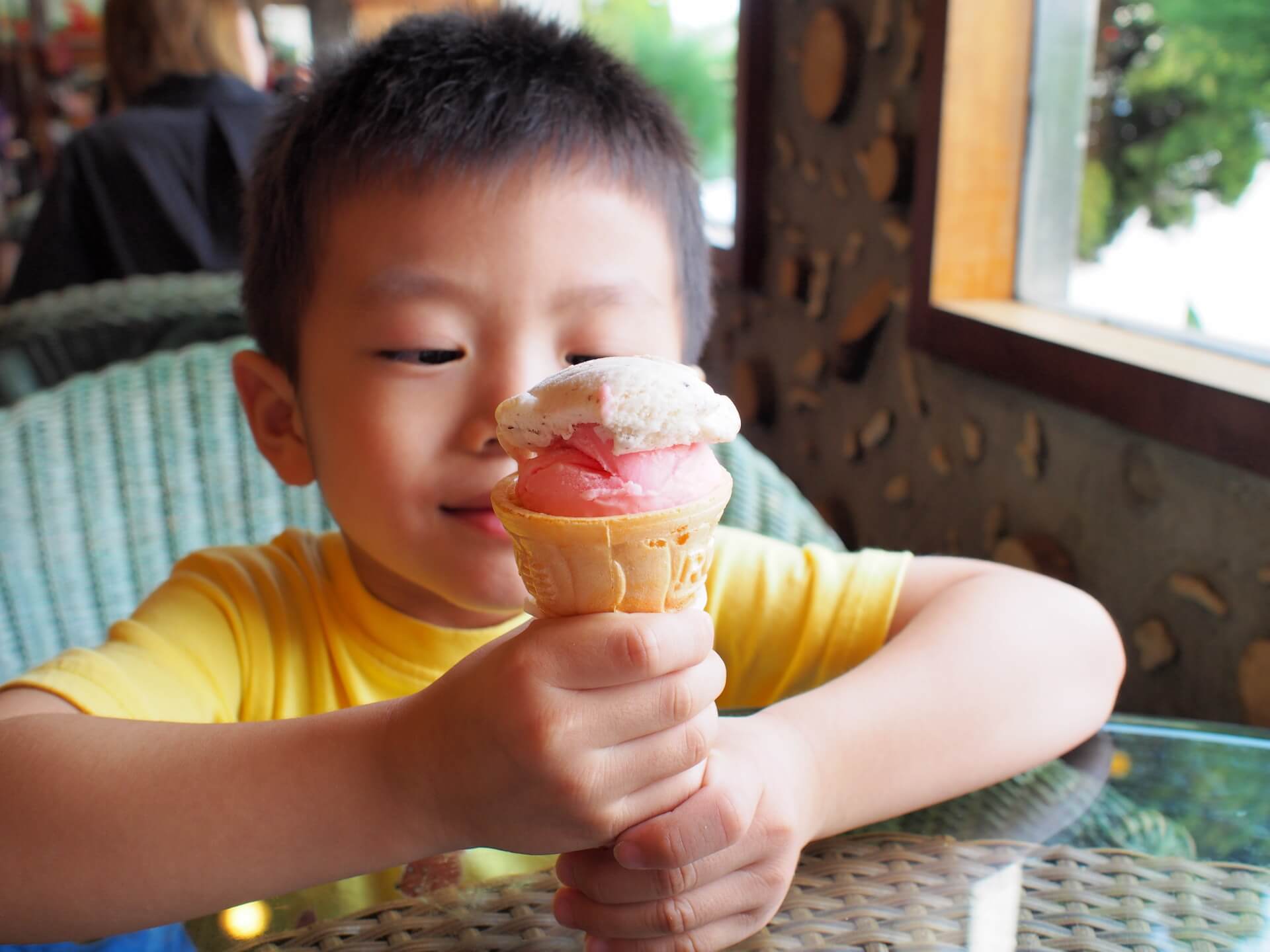 小朋友吃冰淇淋