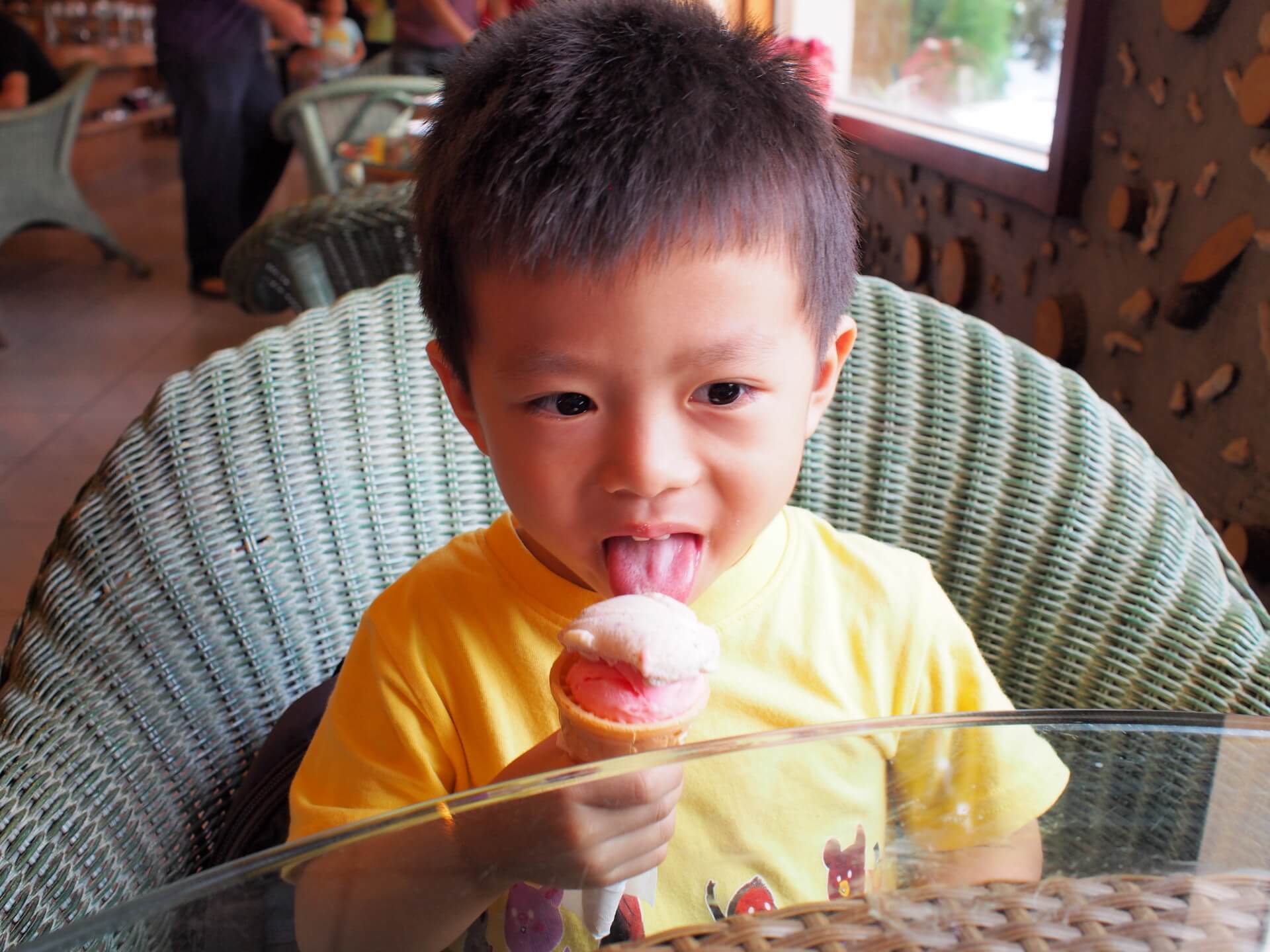 小朋友吃冰淇淋