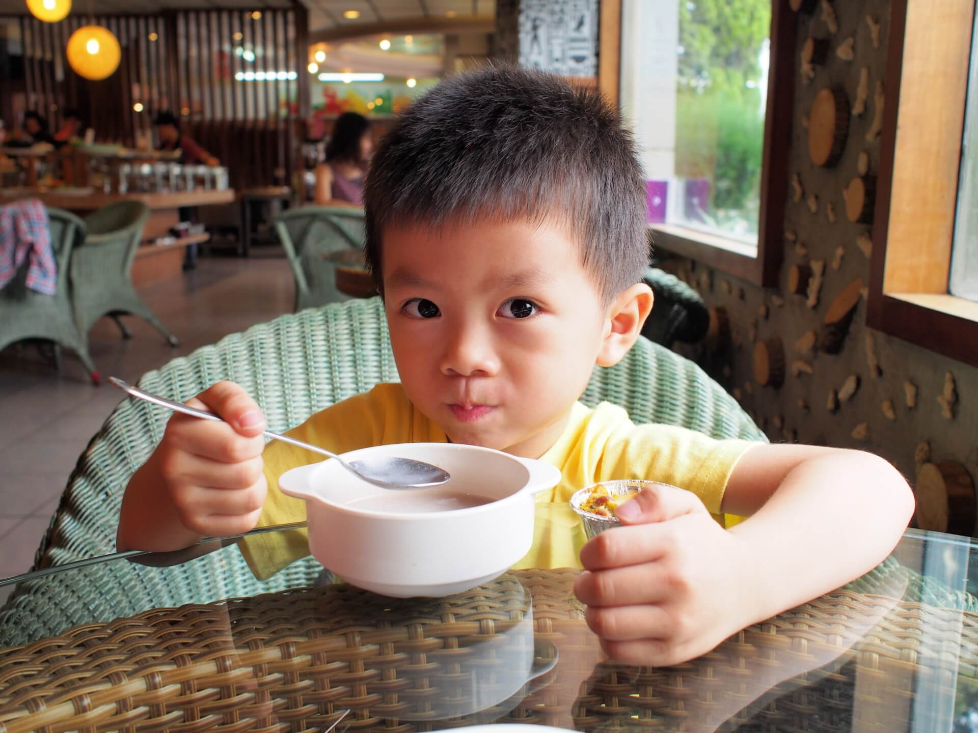 小朋友喝西米露