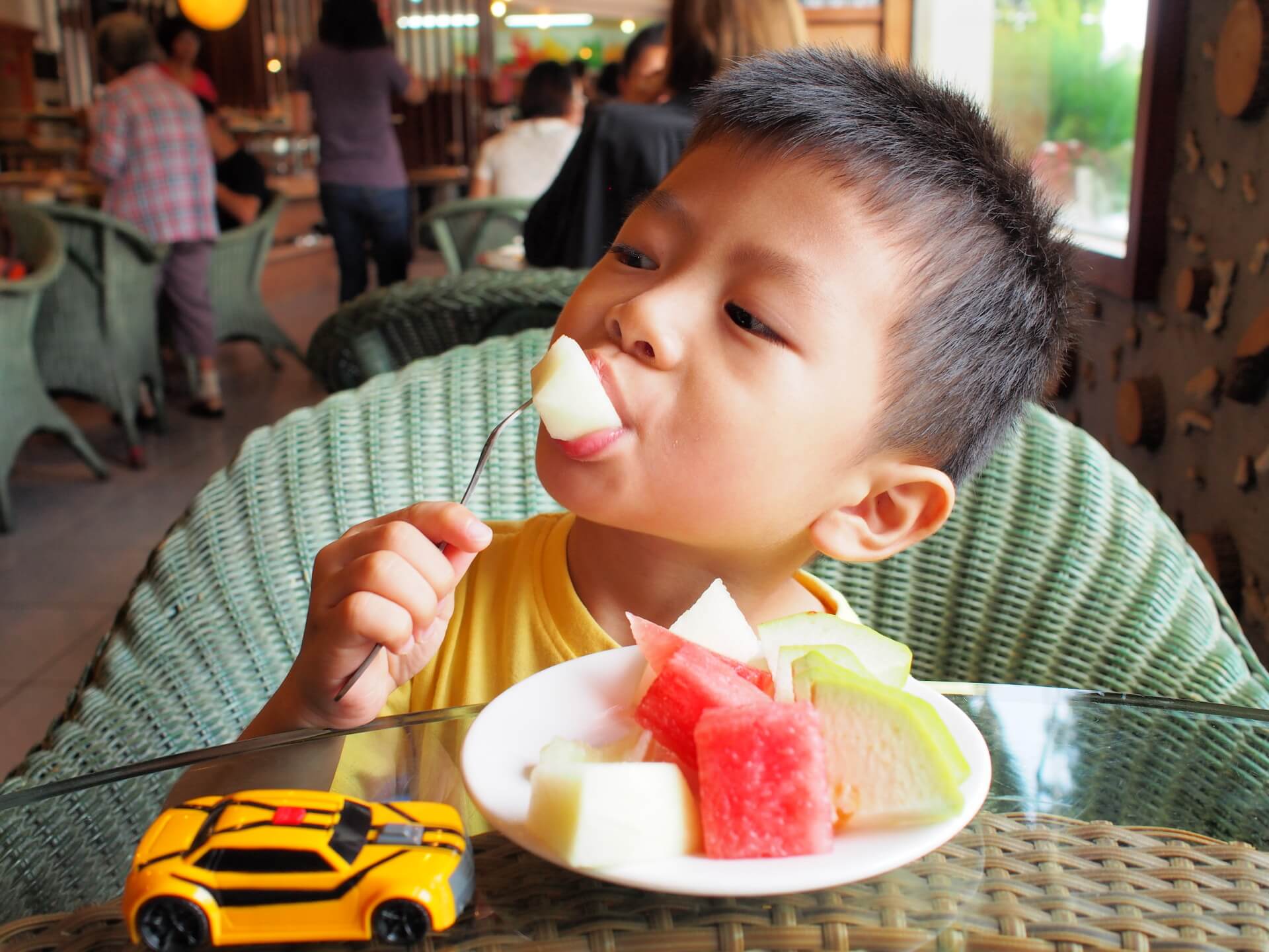 小朋友吃水果