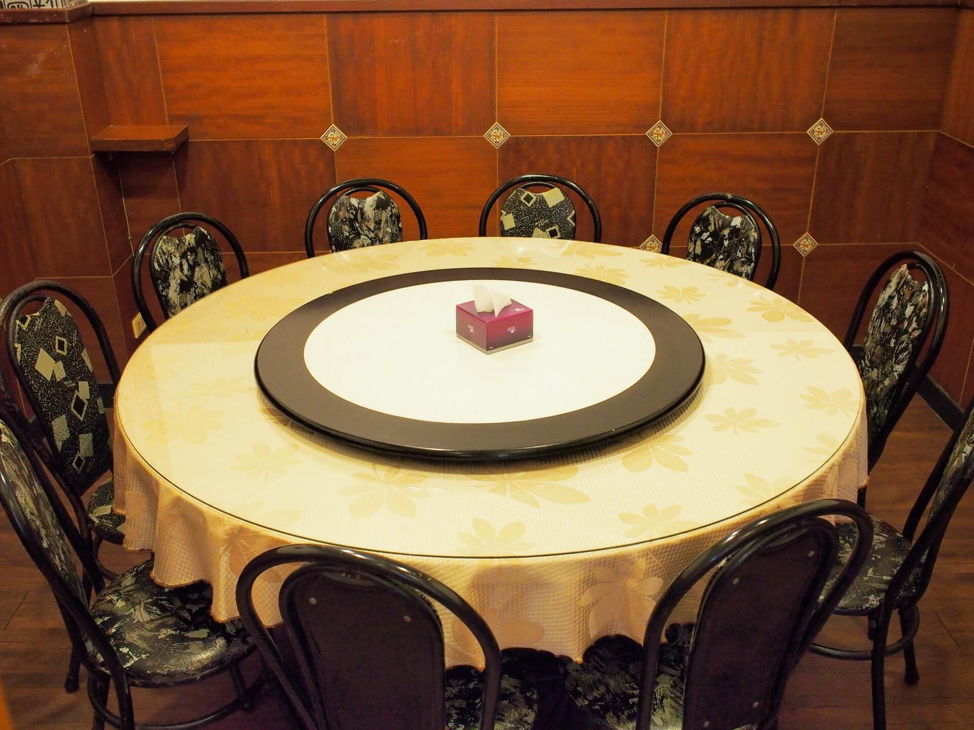 包廂的圓桌