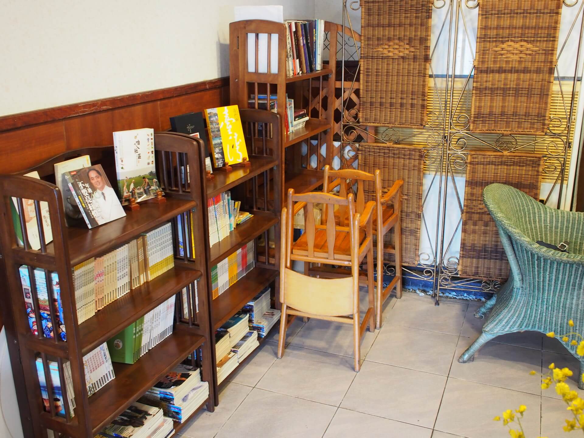 書籍與兒童座椅