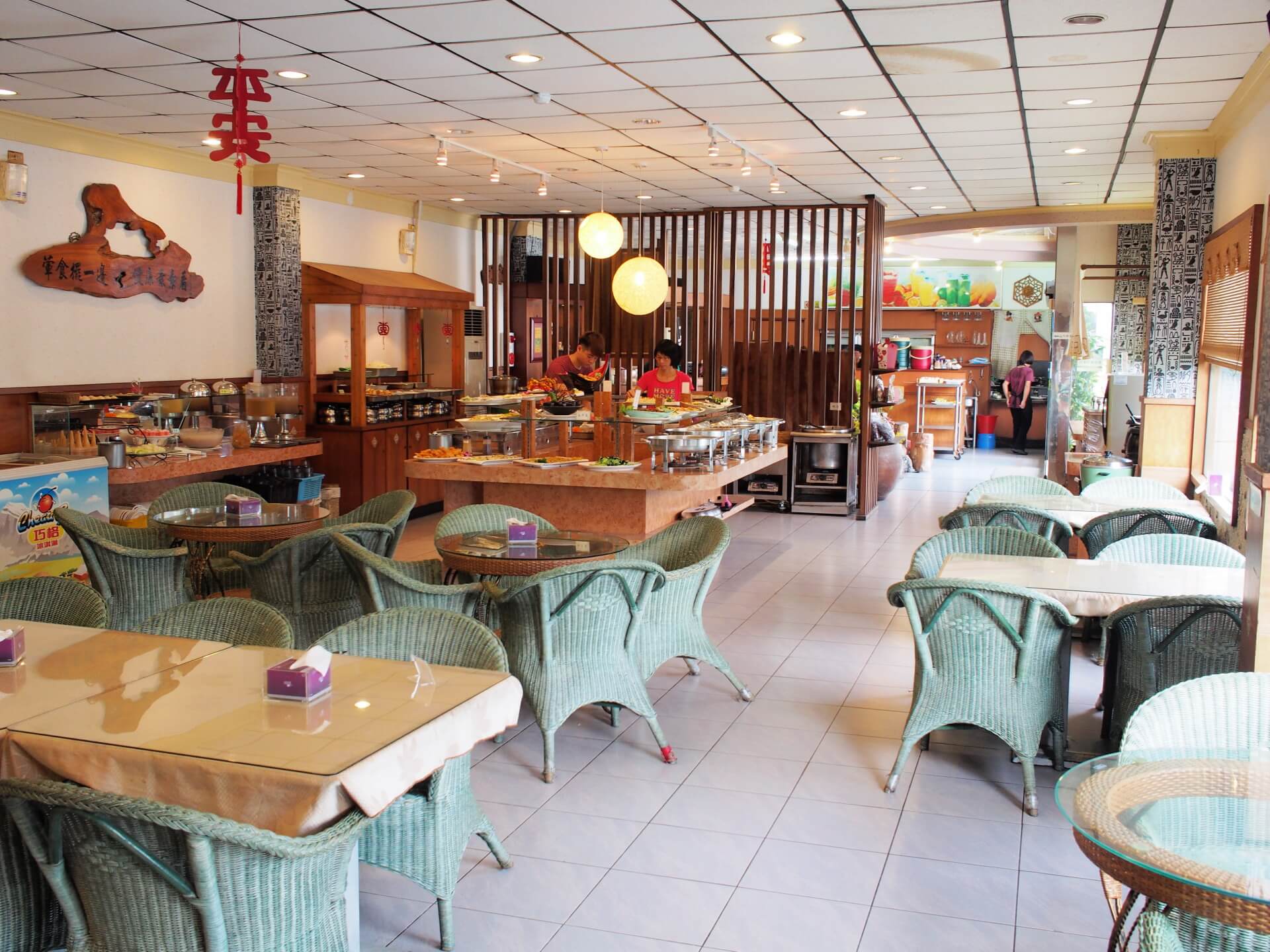 餐廳座位與餐點區