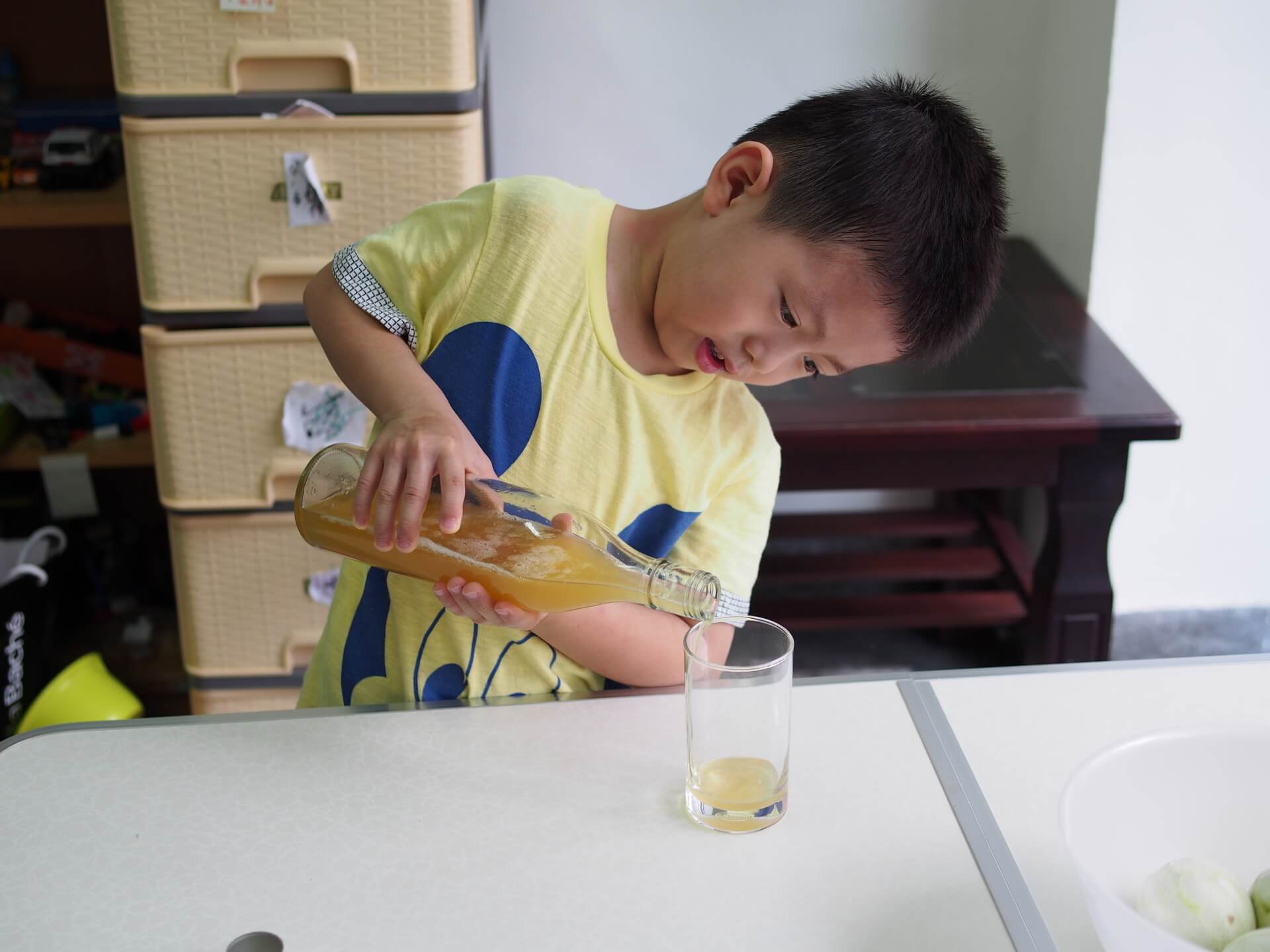 阿玄倒蜂蜜檸檬汁