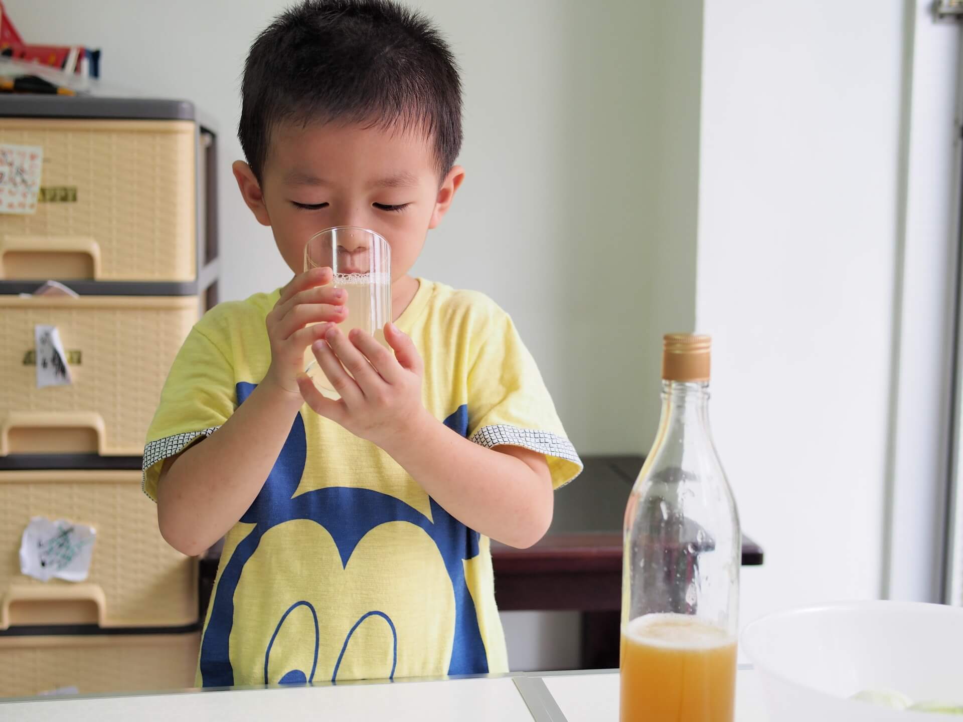 阿玄喝蜂蜜檸檬汁