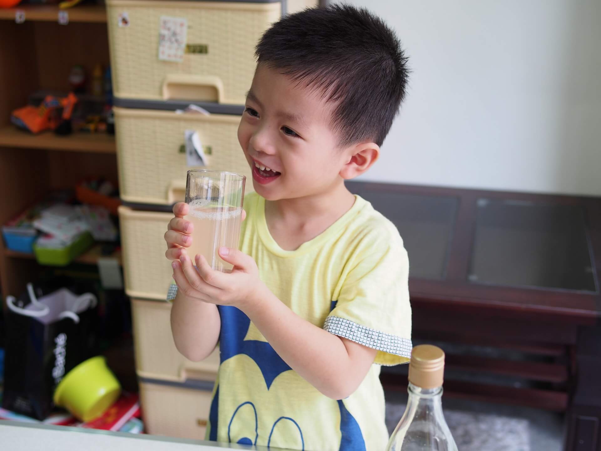 阿玄喝蜂蜜檸檬汁