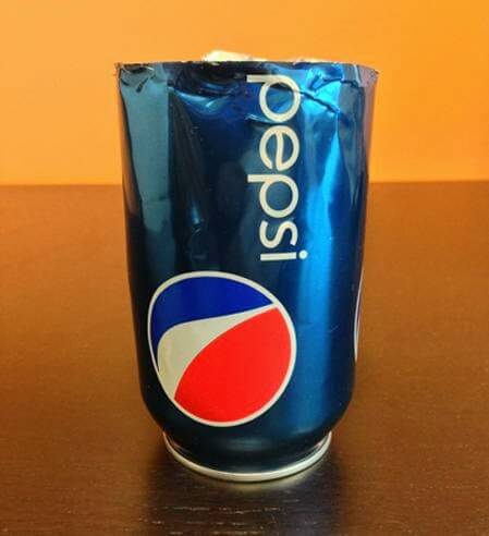 鋁罐用剪刀剪開