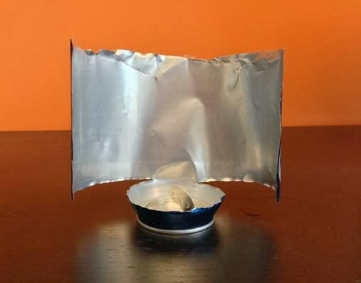 鋁罐用剪刀剪開