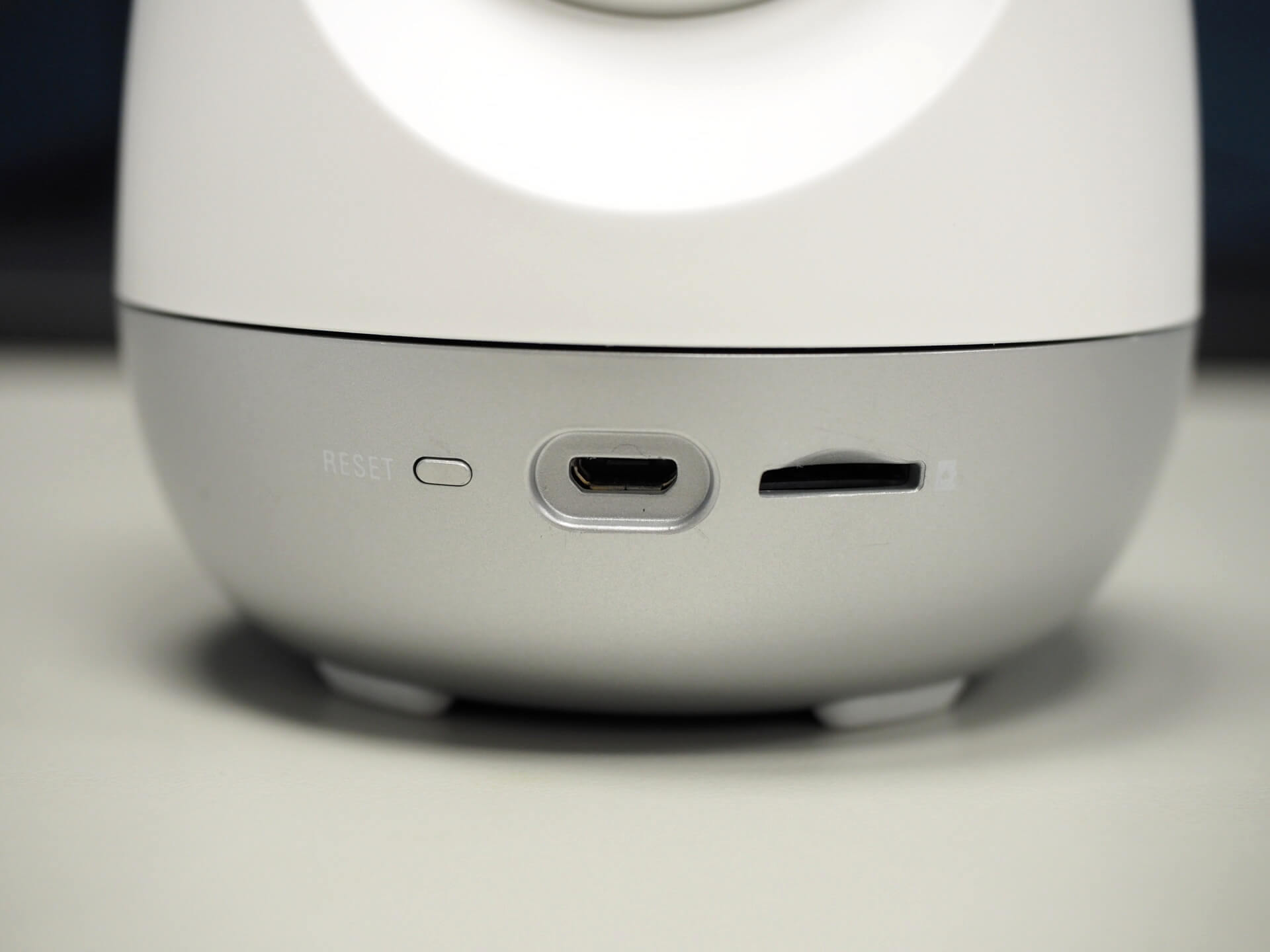 RESET 按鈕、MicroUSB 電源孔、MicroSD 卡插槽