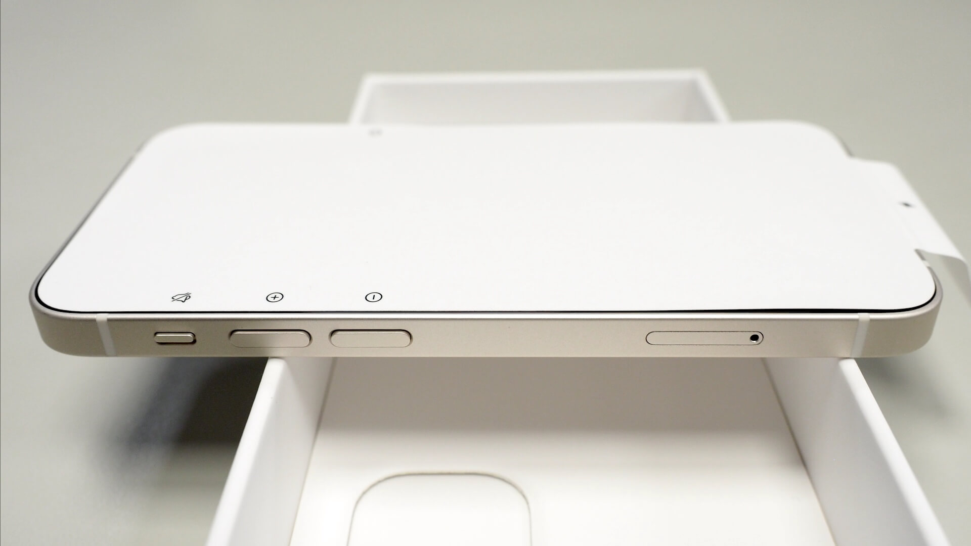 iPhone 12 mini 手機側面