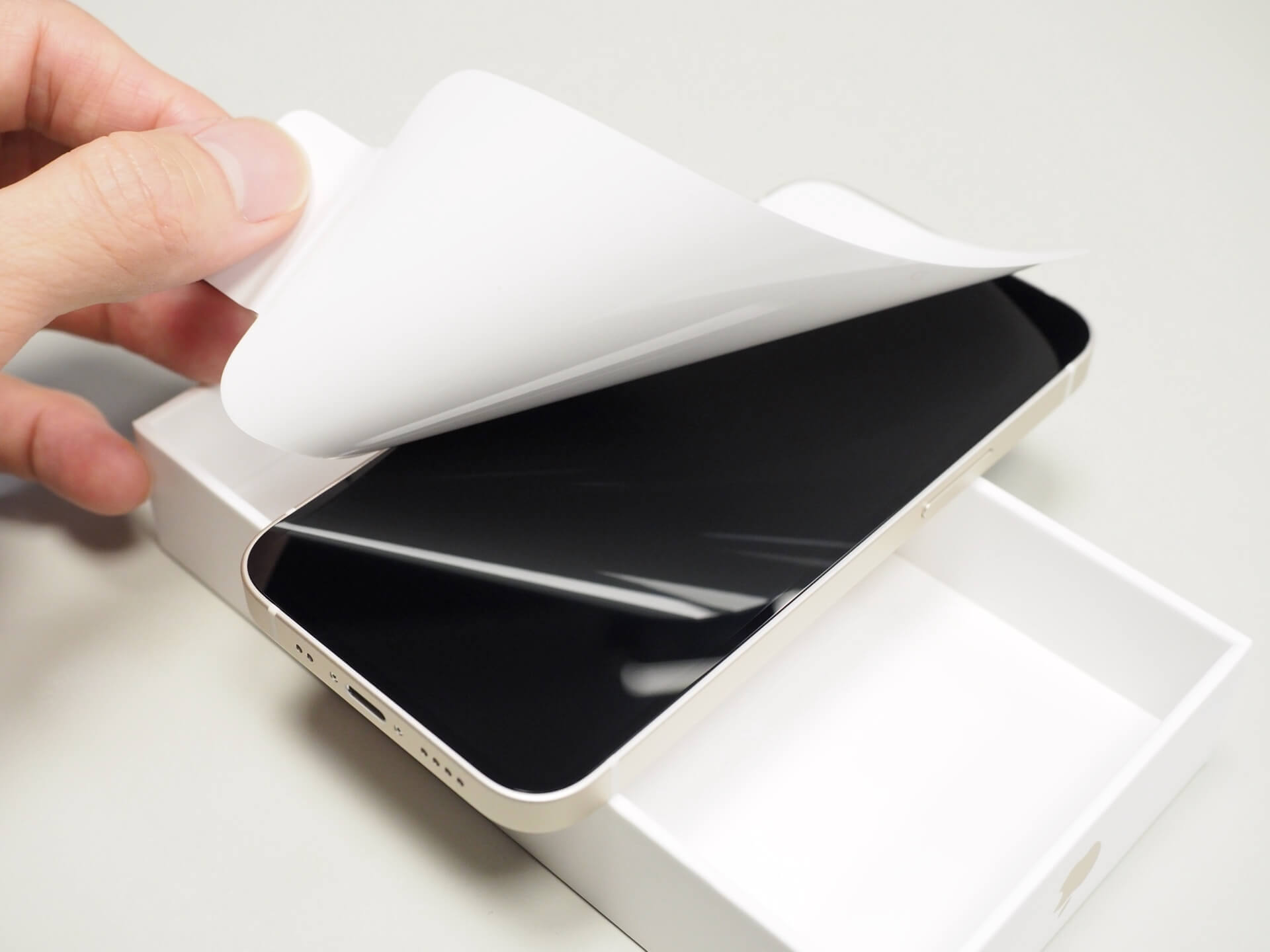 撕開螢幕保護膜