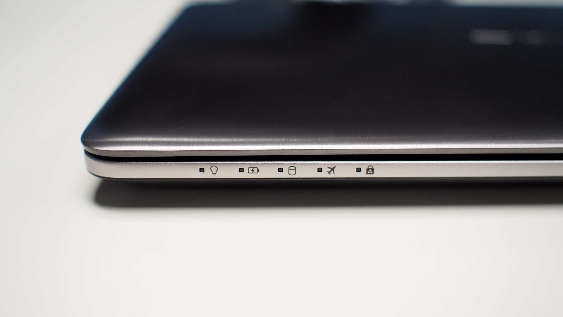 ASUS K401U 筆記型電腦指示燈