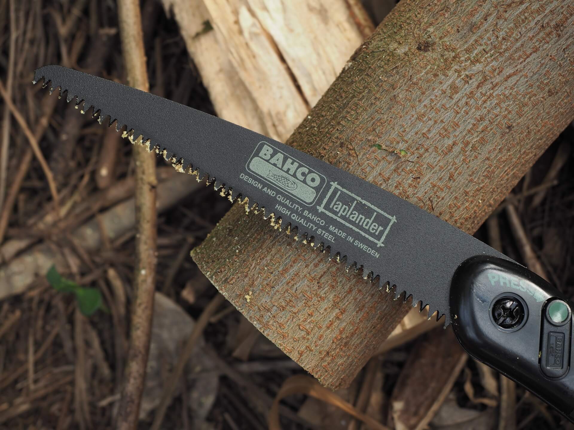 鋸完樹的摺疊鋸