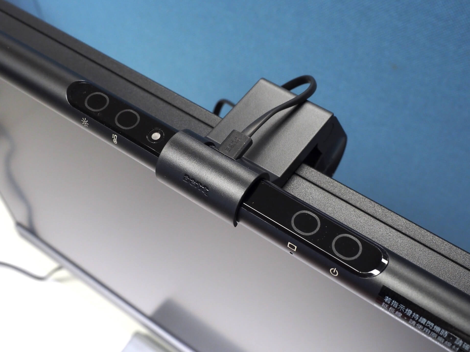 插上 Micro USB 電源線