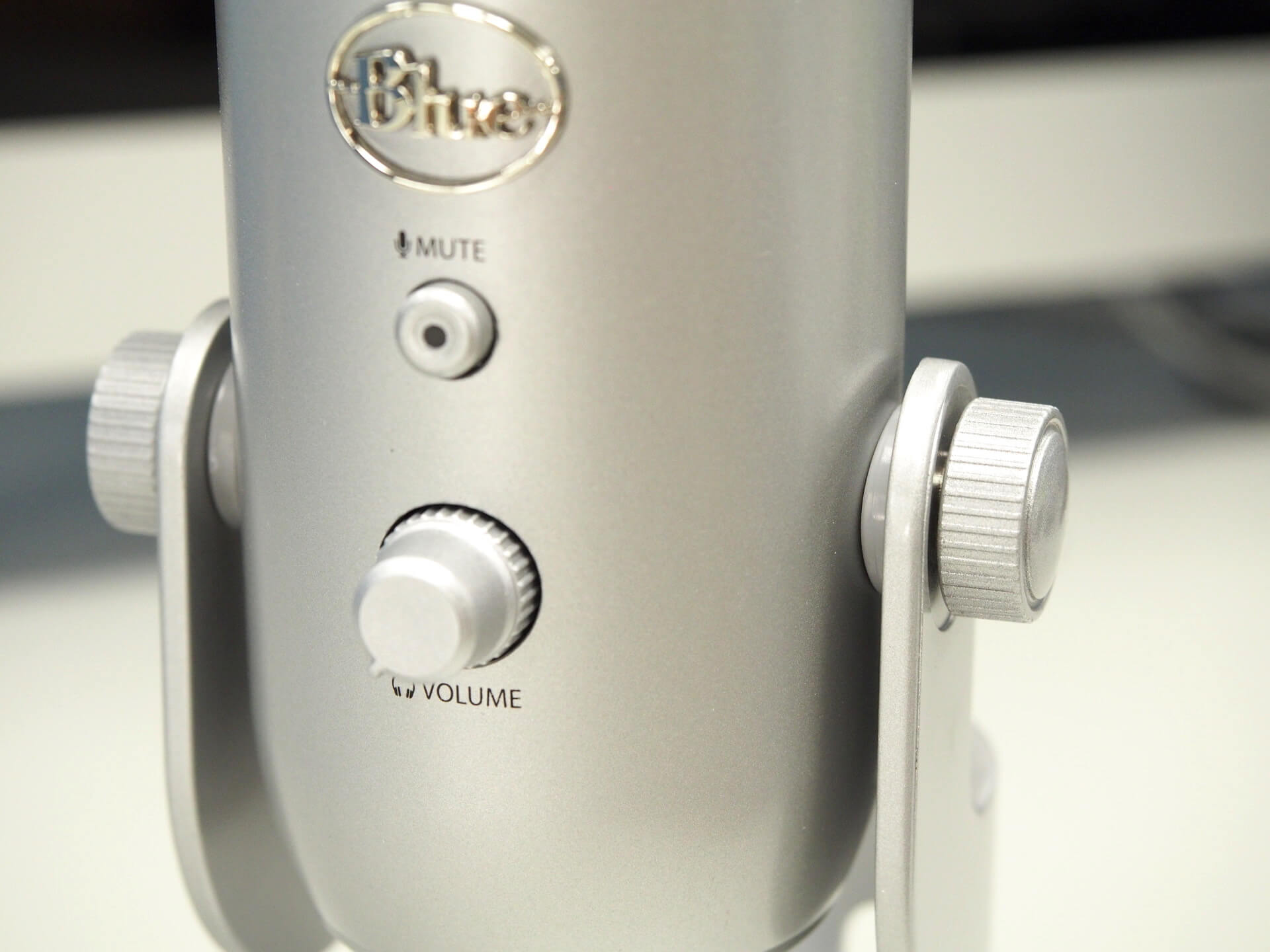 調整麥克風角度的螺絲