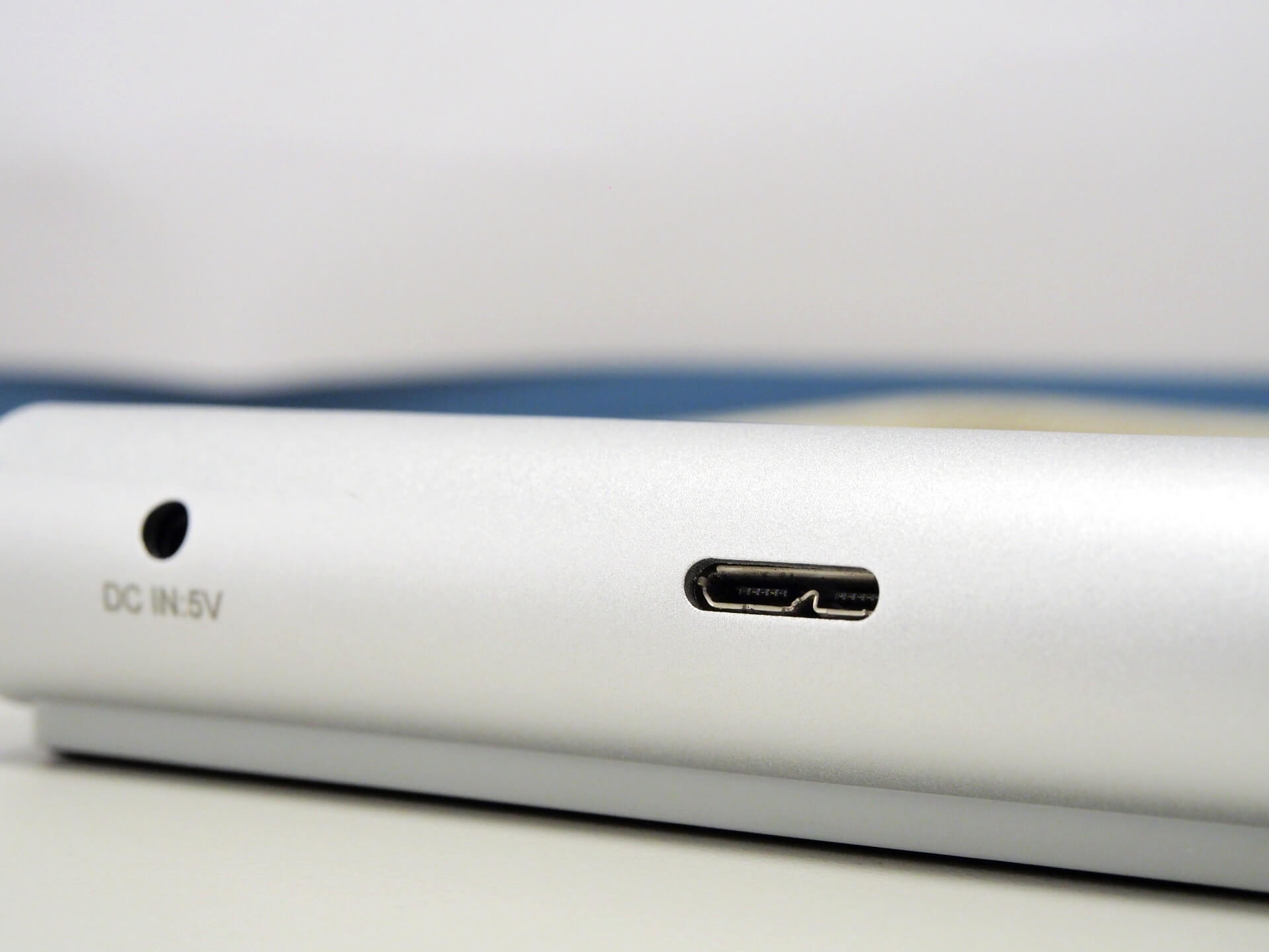 背面 USB 3.0 插孔