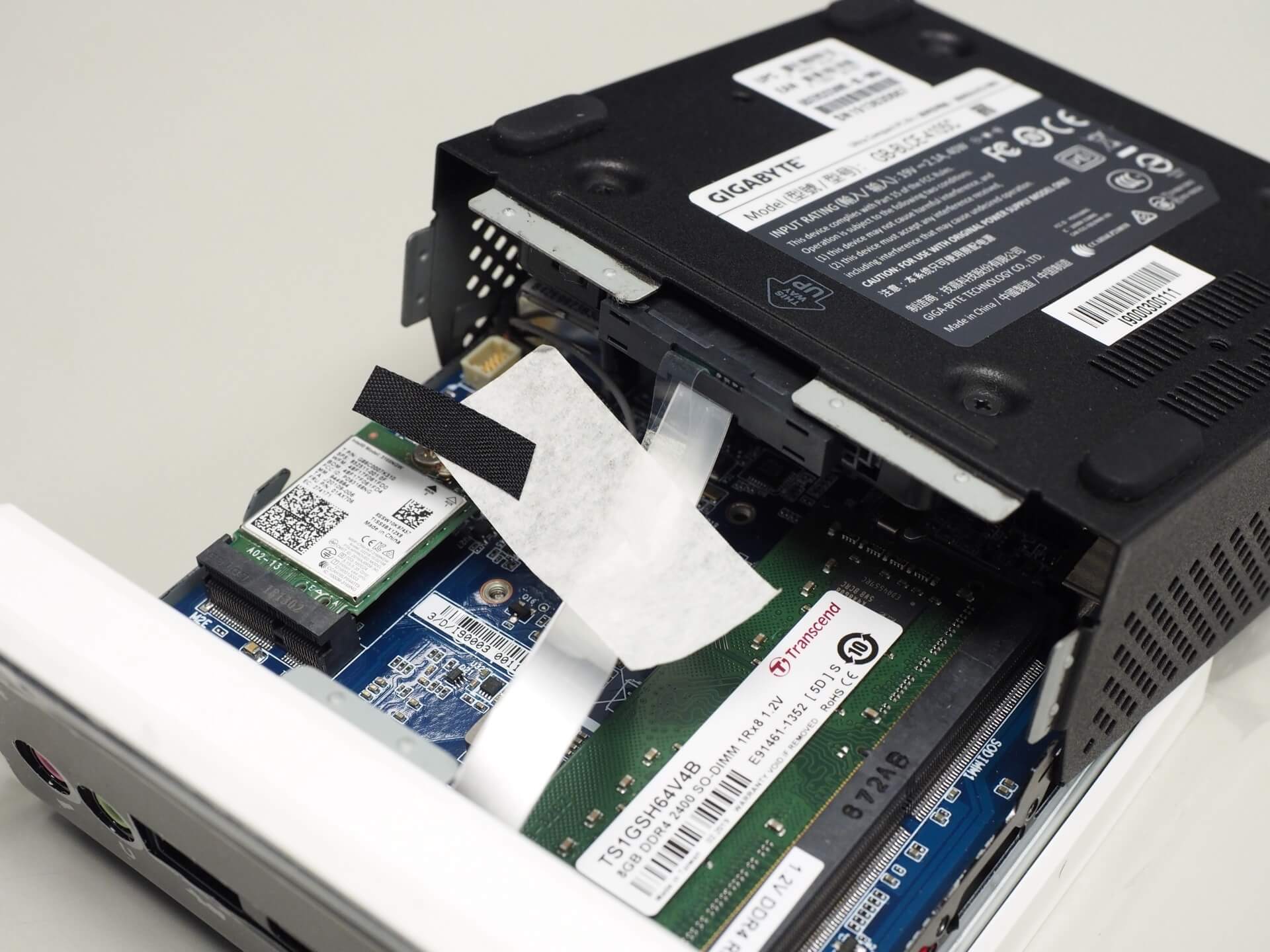 插上 SATA 排線與電源