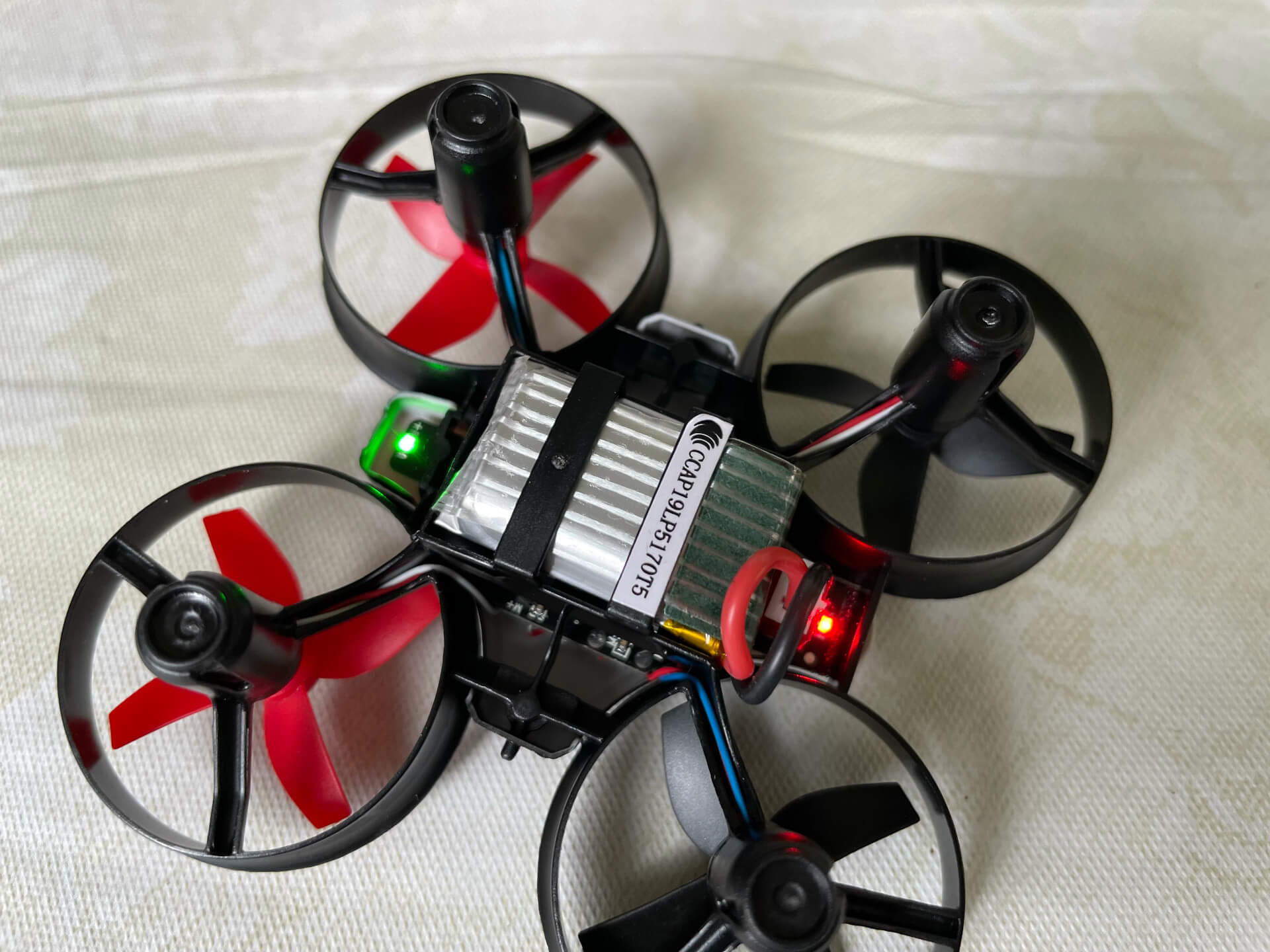 Holy Stone HS210 迷你遙控飛機安裝電池