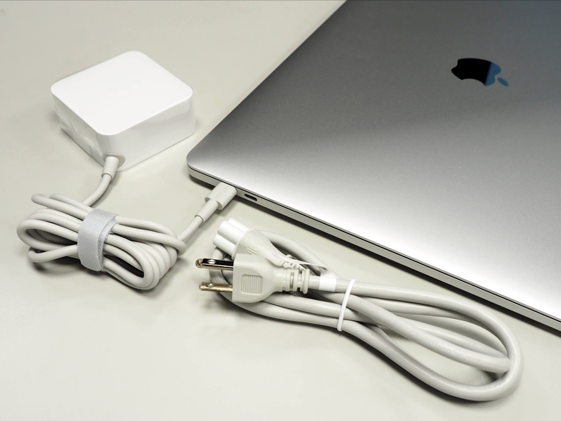 台達 Innergie 65 瓦 USB-C 充電器與 MacBook Pro