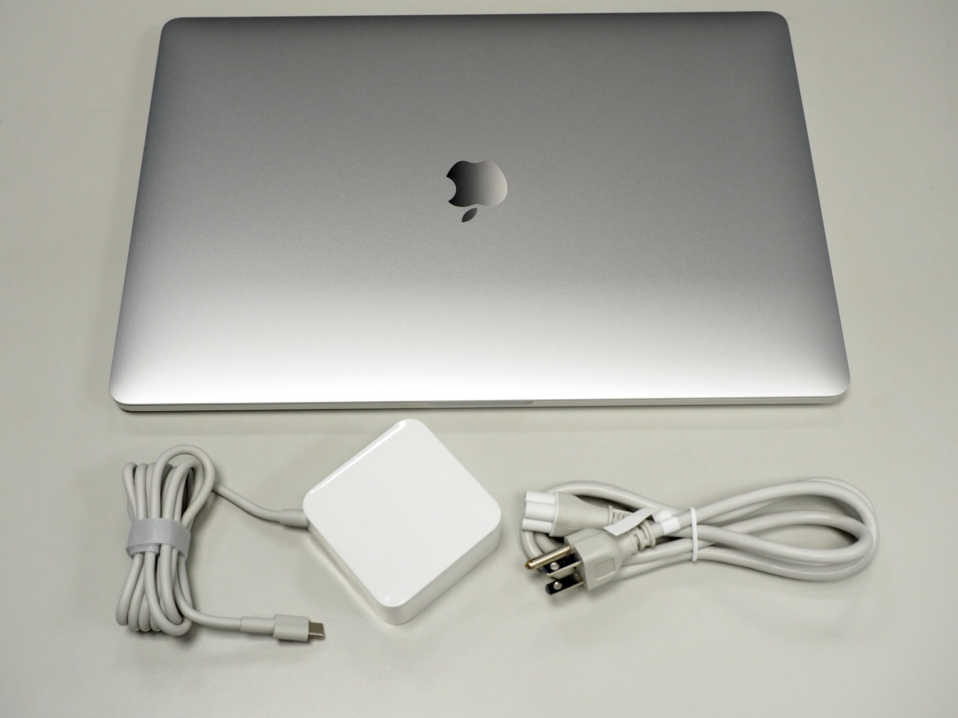 台達 Innergie 65 瓦 USB-C 充電器與 MacBook Pro