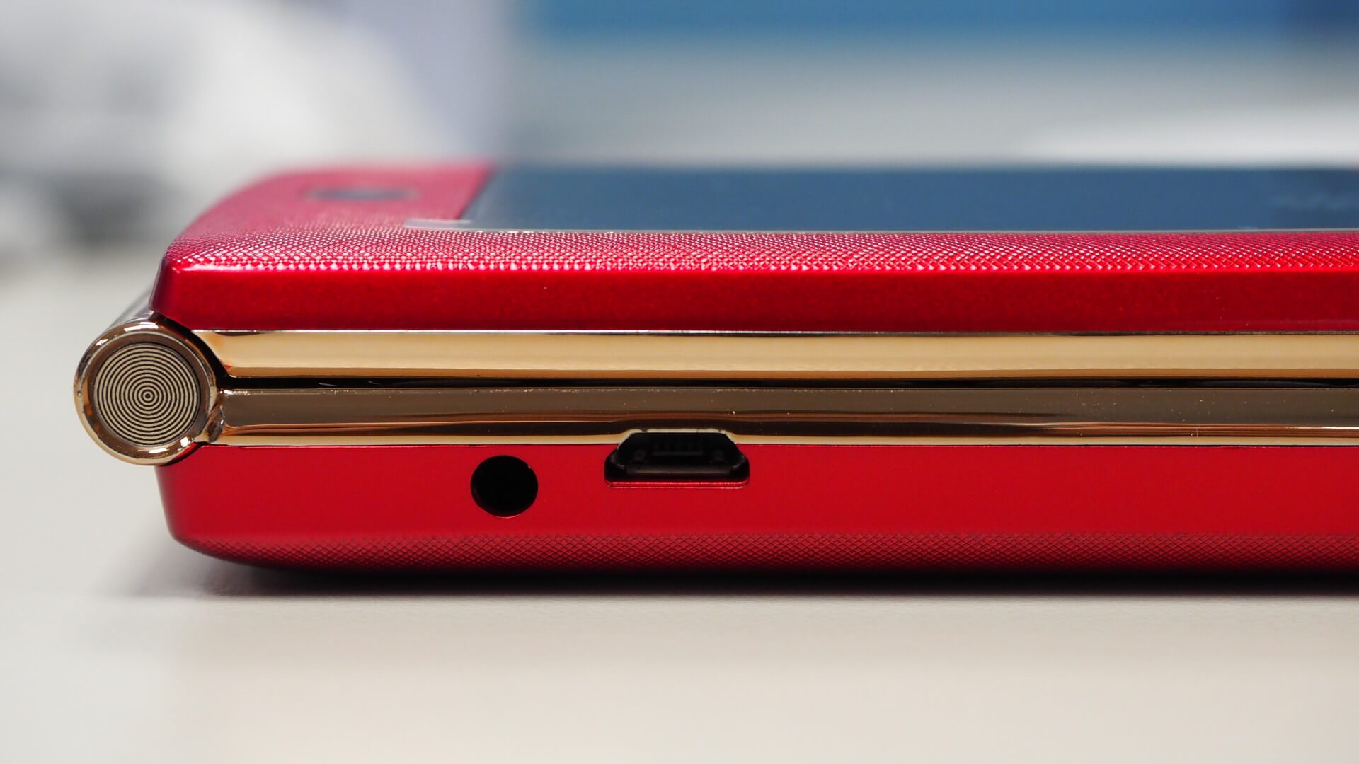 Micro USB 充電孔與耳機孔