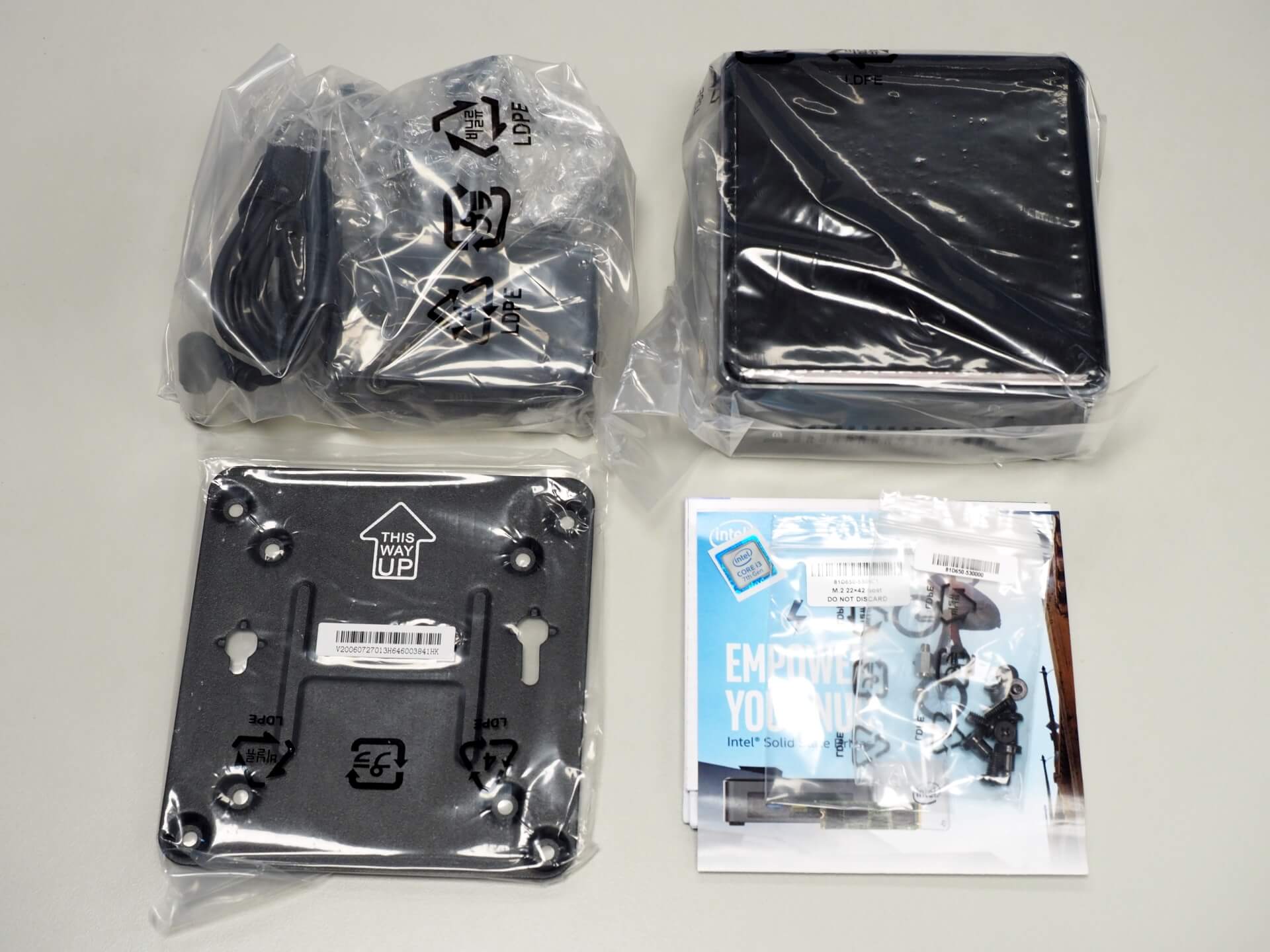 Intel NUC7i3BNH 所有配件