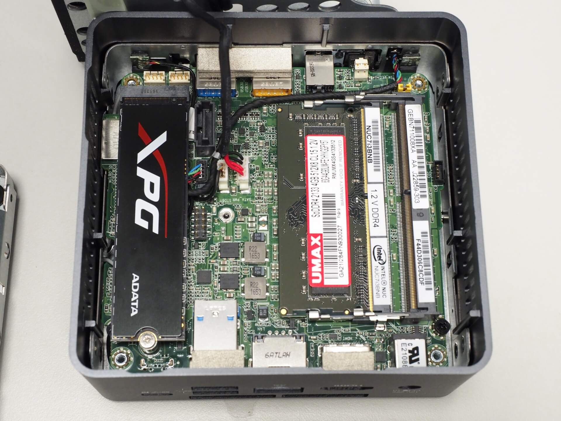 安裝記憶體與 SSD 固態硬碟