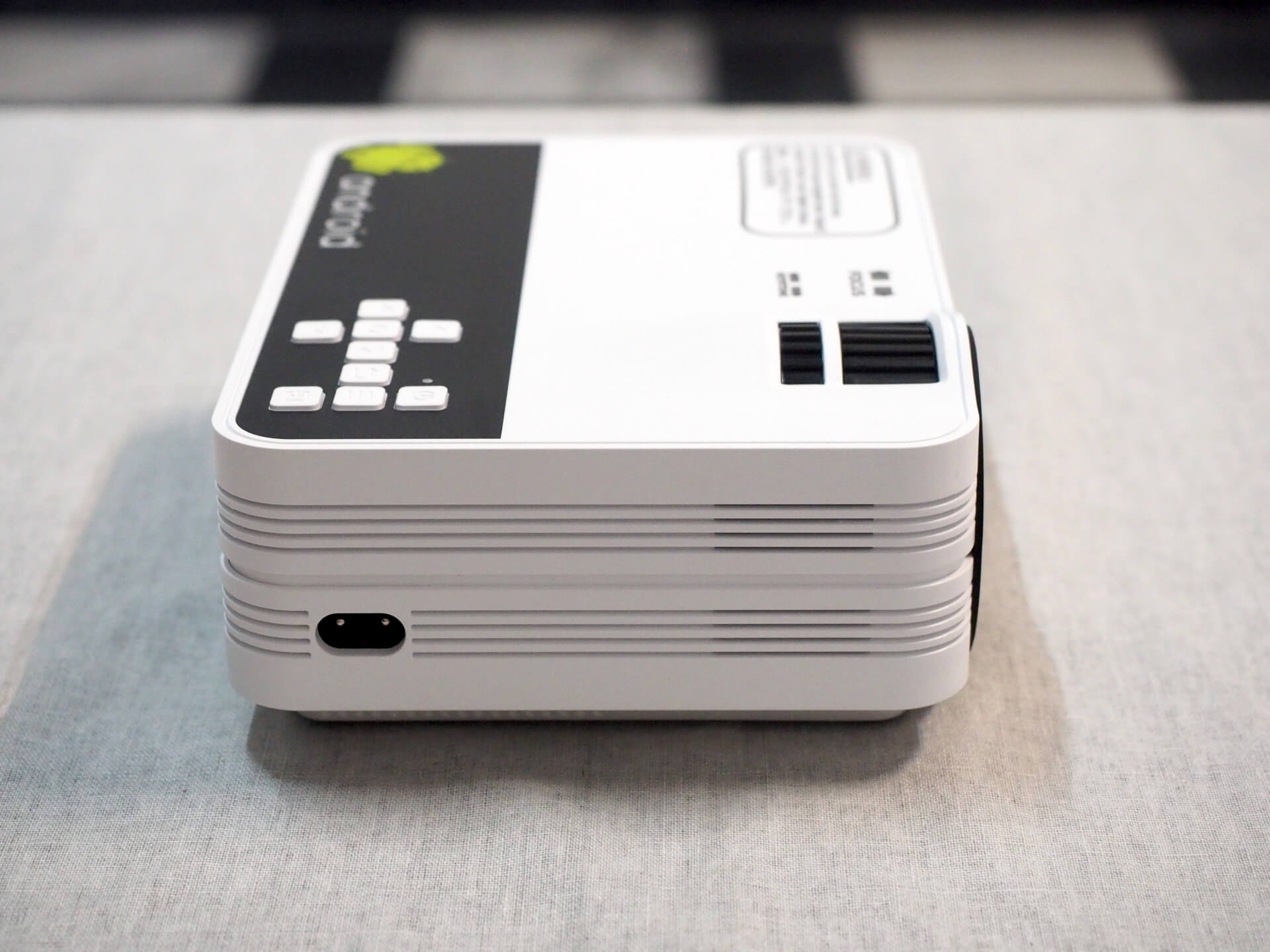 IS 愛思 P55 170 吋安卓智慧投影機