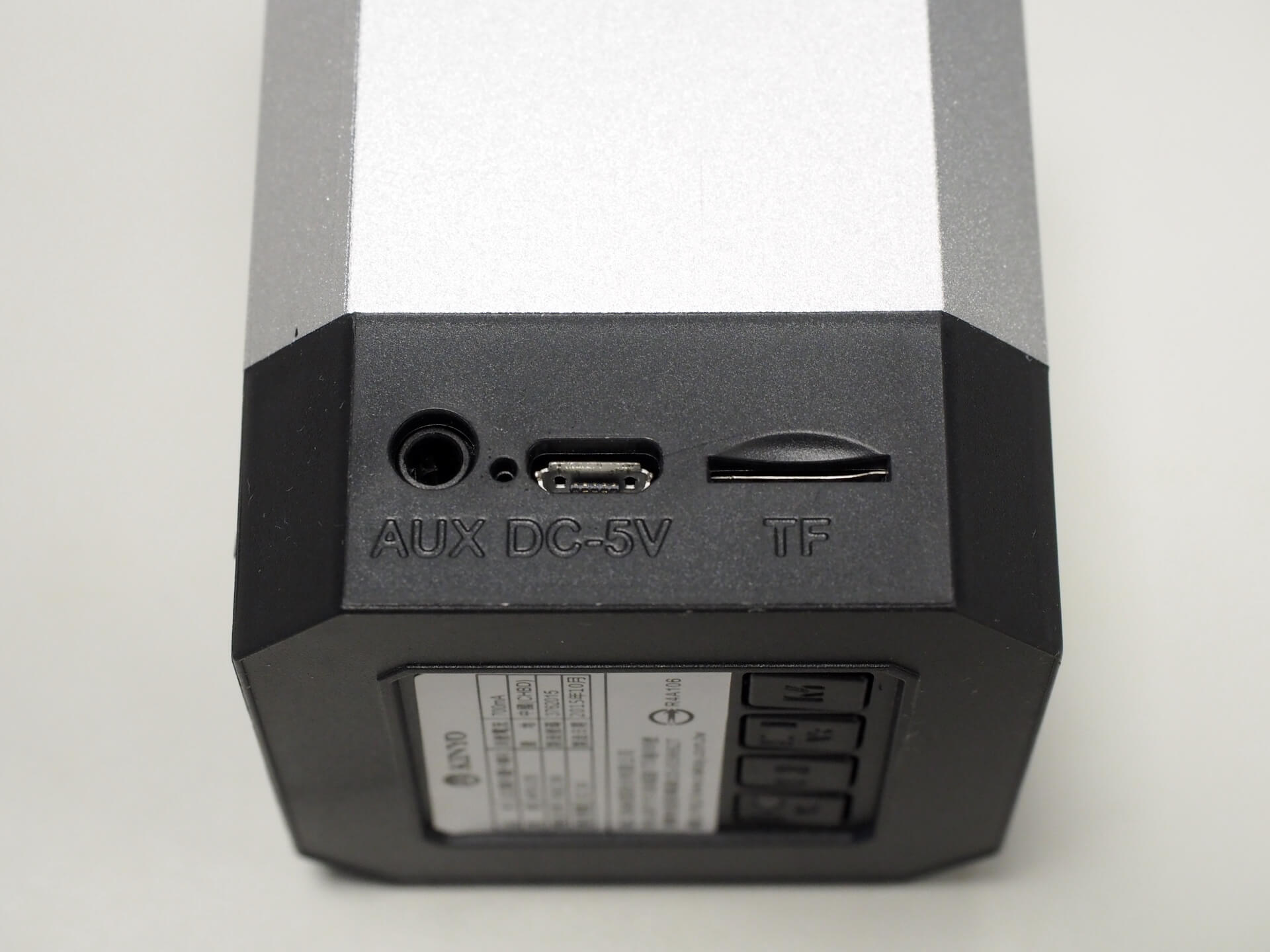 音源、電源輸入孔、MicroSD 卡插槽