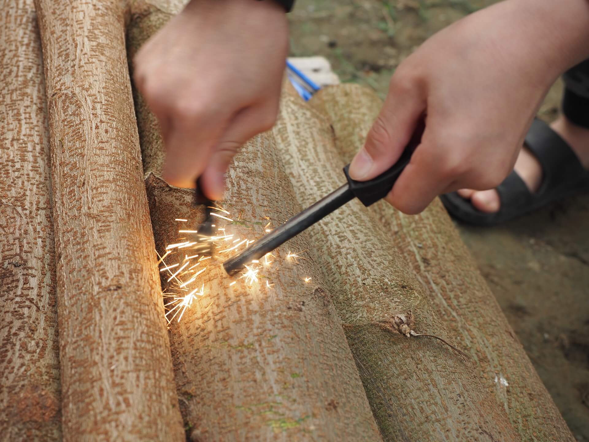 用打火棒刮出火花