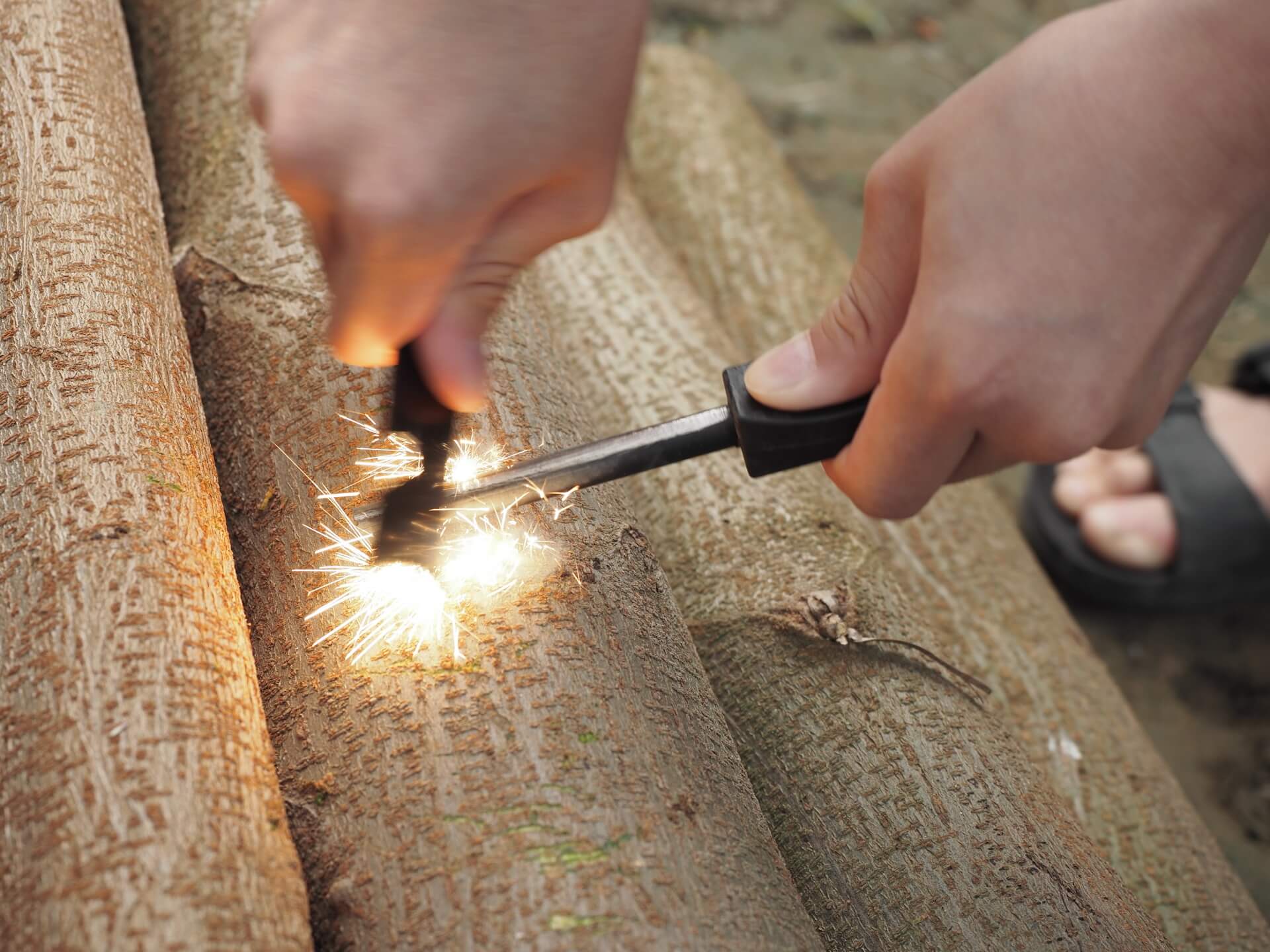 用打火棒刮出火花