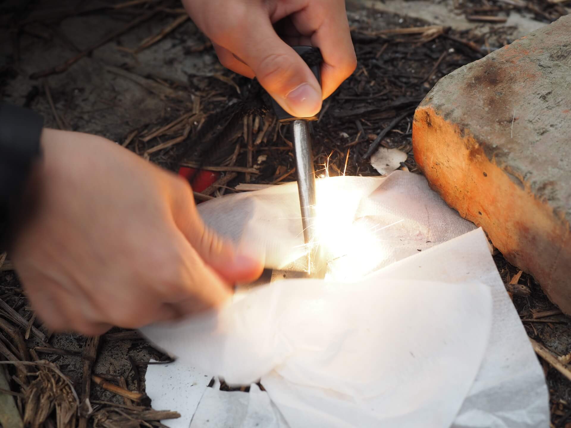 用打火棒刮出火花
