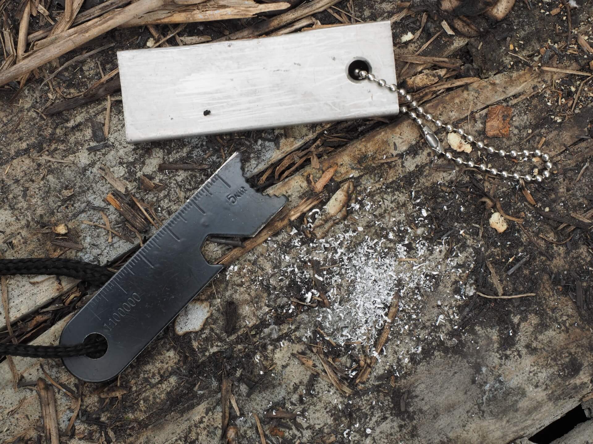 鎂塊與刮下的鎂屑