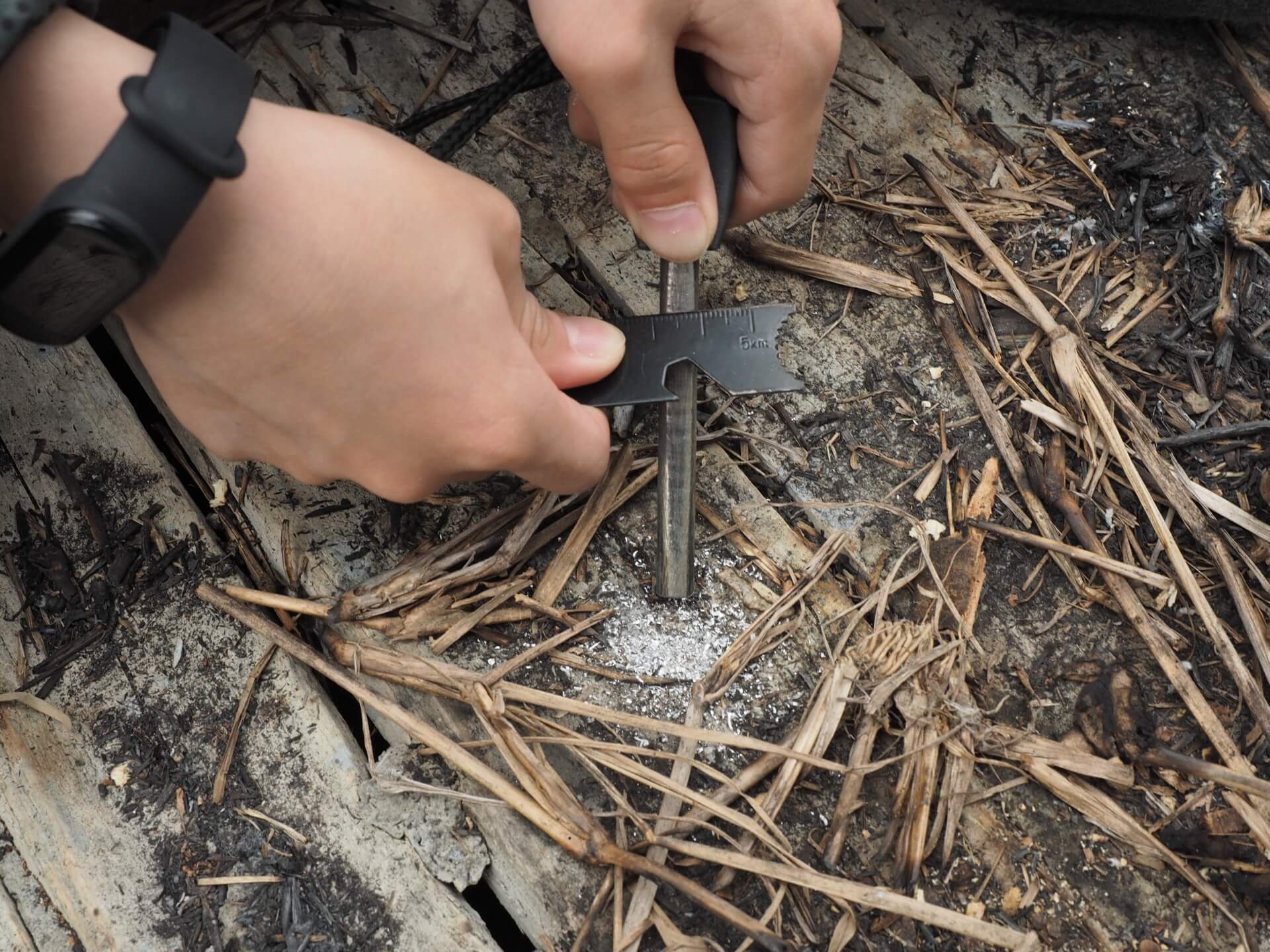 以打火棒刮出火花引燃鎂屑