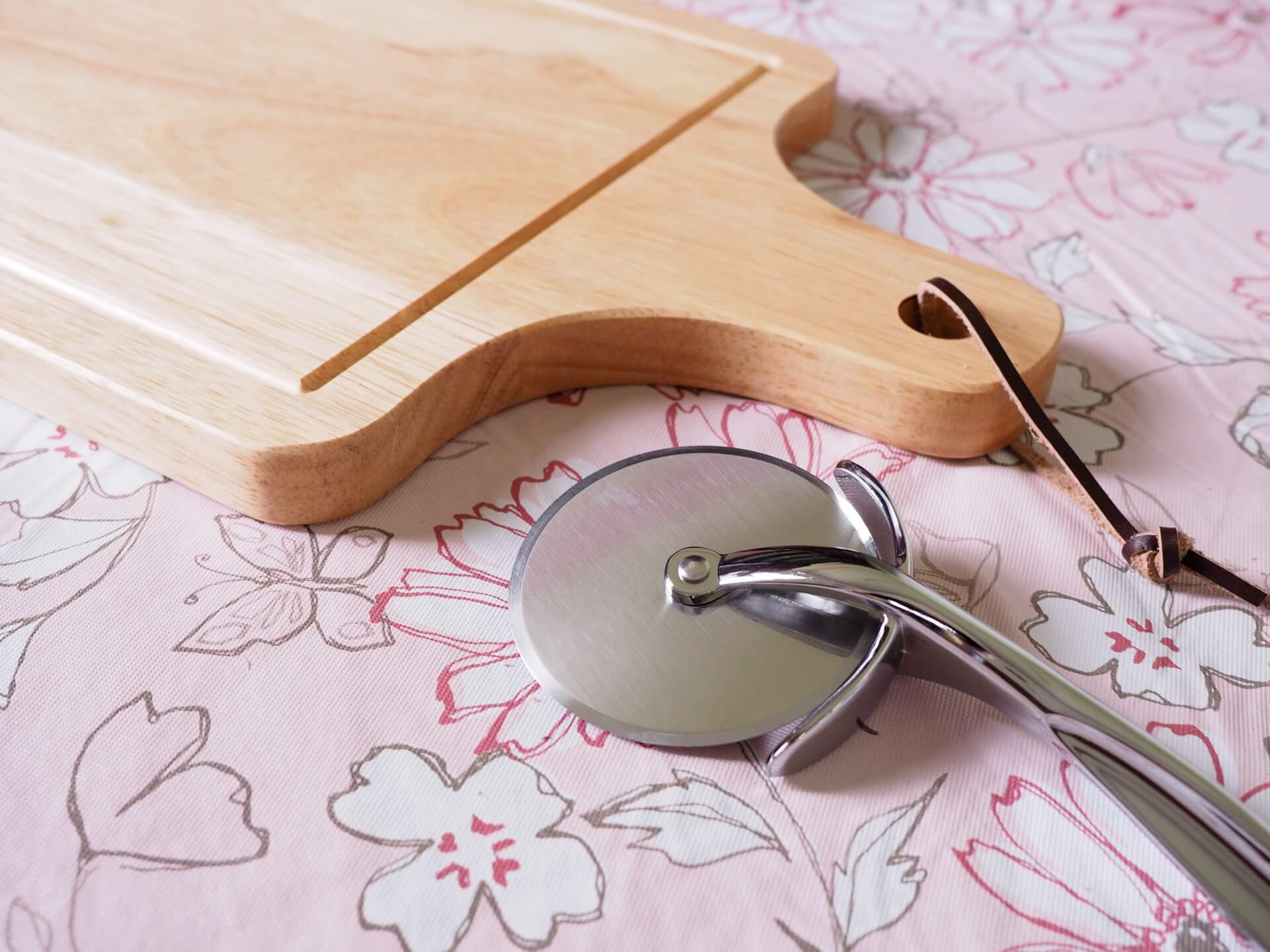 Master 鏡亮披薩輪刀與橡膠木砧板