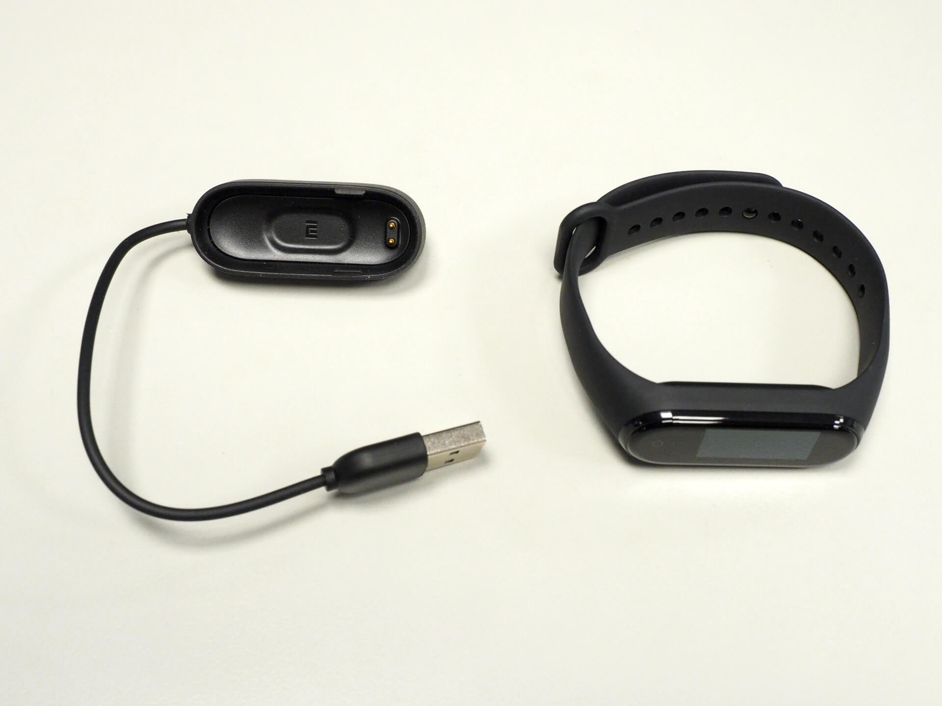 小米手環 4 與充電線