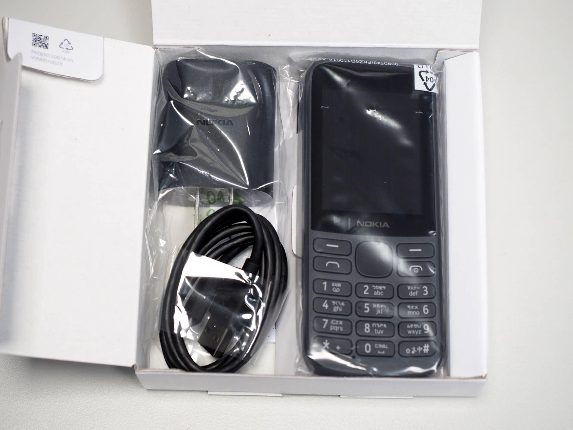 Nokia 215 4G 手機與配件