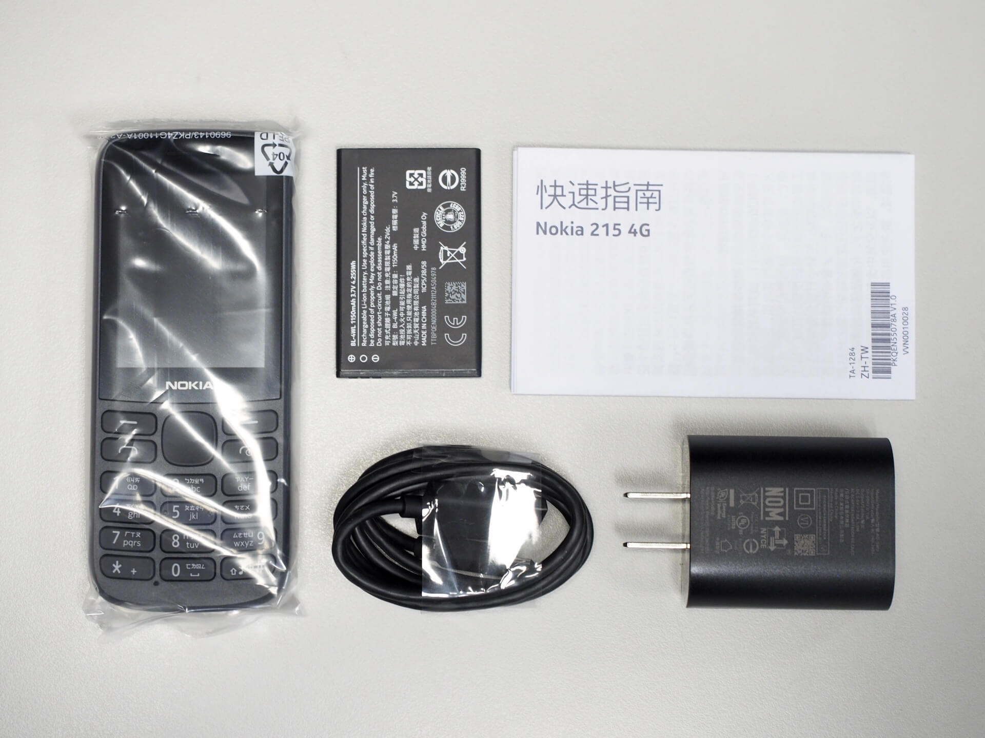 Nokia 215 4G 手機與配件