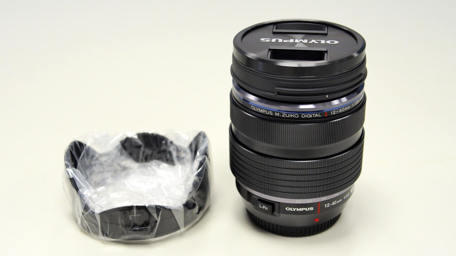 Olympus M.ZD 12-40mm F2.8 Pro 變焦鏡頭與遮光罩