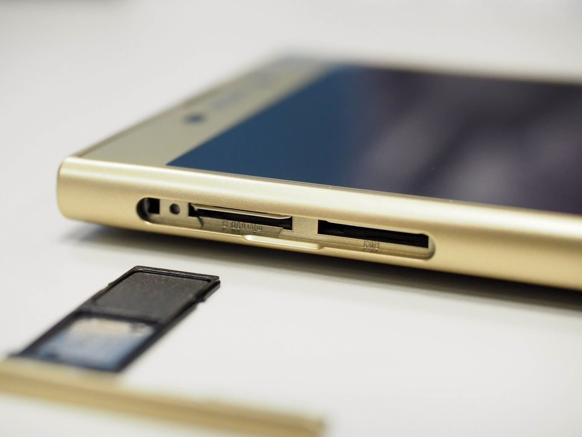 SIM 卡與 MicroSD 卡插槽