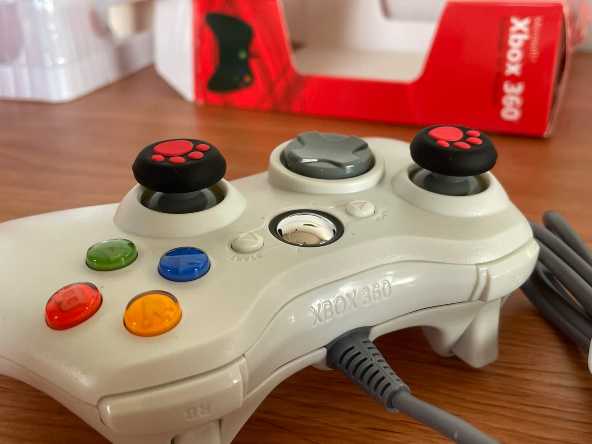 裝上搖桿帽的 Xbox 手把