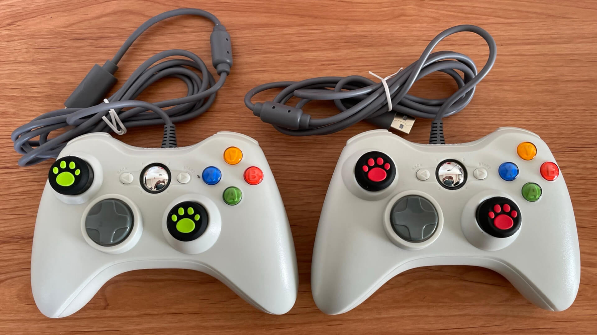 裝上搖桿帽的 Xbox 手把